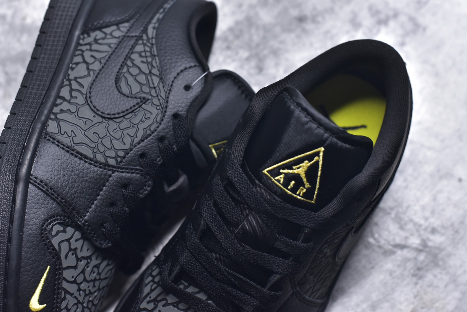 图片[9]-#Air Jordan 1 Low 黑金爆裂纹 AJ1乔1低帮休闲板鞋 同步官方配色 市场唯一独家头层皮打造 原鞋原档案开发 原厂皮料 原档冲孔鞋头 正确满胶鞋垫 四线拉帮 原厂织唛标 鞋舌高弹海绵填充。 货号：IM6568 0102136 尺码： 36 36.5 37.5 38 38.5 39 40 40.5 41 42 42.5 43 44 44.5 45 46-选品中心