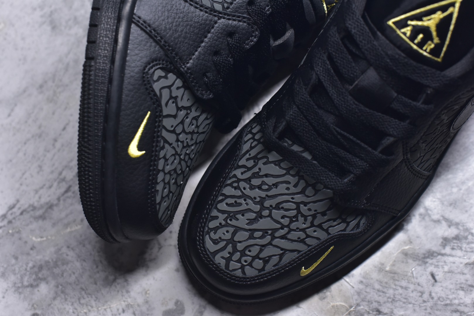 图片[8]-#Air Jordan 1 Low 黑金爆裂纹 AJ1乔1低帮休闲板鞋 同步官方配色 市场唯一独家头层皮打造 原鞋原档案开发 原厂皮料 原档冲孔鞋头 正确满胶鞋垫 四线拉帮 原厂织唛标 鞋舌高弹海绵填充。 货号：IM6568 0102136 尺码： 36 36.5 37.5 38 38.5 39 40 40.5 41 42 42.5 43 44 44.5 45 46-选品中心