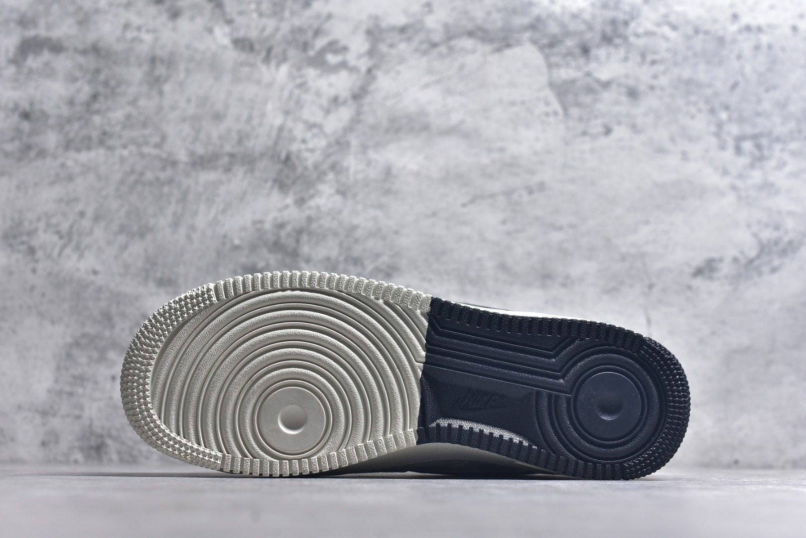 图片[6]-#Nike Air Force 1\’07 Low 联名 白黑灰空军 空军一号低帮休闲板鞋 YF9511-805 #原楦头原纸板 高端定制鞋盒 原厂鞋底 超高清洁度 细节完美 尺码：36 36.5 37.5 38 38.5 39 40 40.5 41 42 42.5 43 44 44.5 45 9.D4-选品中心