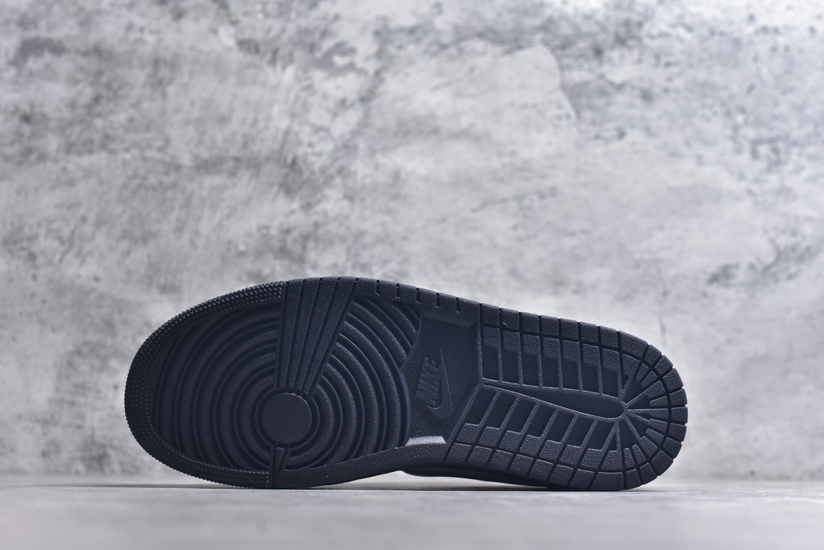 图片[6]-#Air Jordan AJ1 Low 低帮 HQ2186-001 全新流水线出品 DT版本唯一平替选择 市场第二梯队最强版 全部原鞋开发 原楦原纸板开发 全鞋电脑针车 原厂内置全掌气垫 原盒内在原标 唯一Zp原版鞋带绑法 免检产品 全新2022版型 全头层皮料 完美零毛边处理 原厂配置全掌气垫 价格定位良心 几十个配色陆续出货 实拍调校N版已经零色差零失真 百分百还原实物色彩所见即所得 不存在货不对板色差等低级问题 选购参考实物拍摄 不混卖不参货 只用心做好货严格选品 承诺混一赔十 尺码：36 36.5 37.5 38 38.5 39 40 40.5 41 42 42.5 43 44 44.5 45 46-选品中心