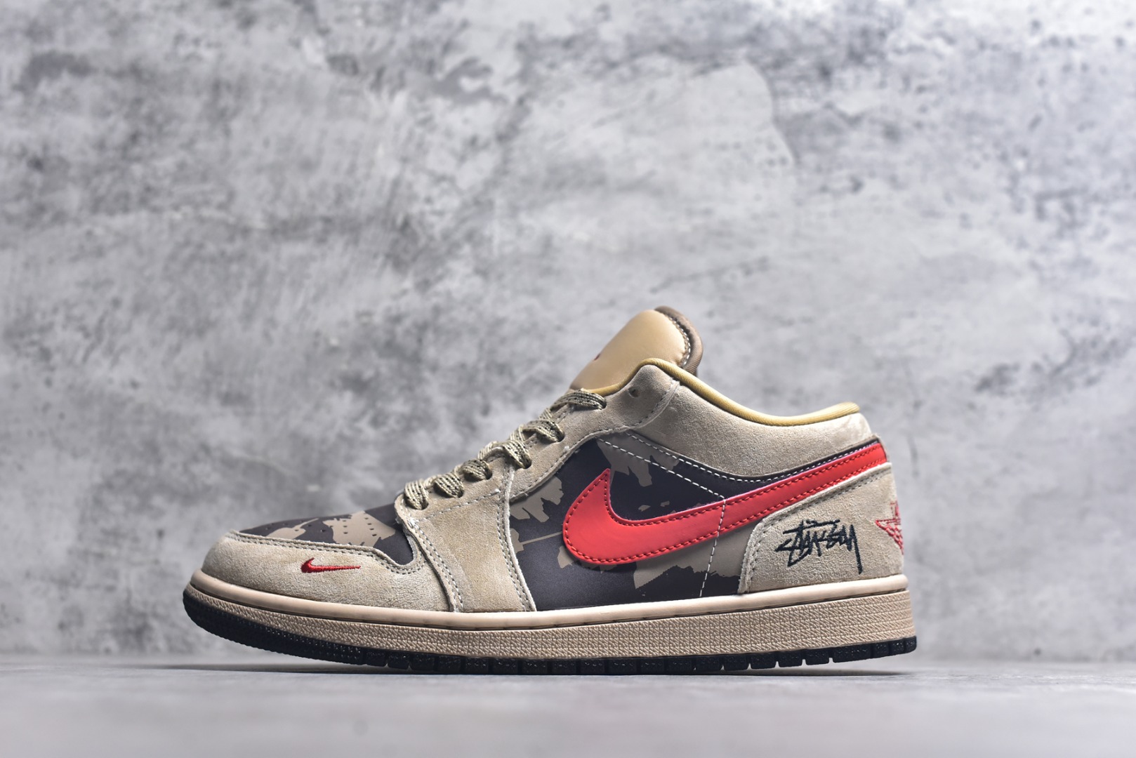 #海外爆款限量发售！Nike Jordan Air Jordan 1“斯图西联名——复古麦色” 高端定制 低帮 复古 减震 防滑 耐磨 篮球鞋 定制鞋盒 大厂纯原品质出货 超高清洁度 皮料切割干净无任何毛边 细节完美 货号：LR8888-012 尺码：36 36.5 37.5 38 38.5 39 40 40.5 41 42 42.5 43 44 44.5 45-选品中心