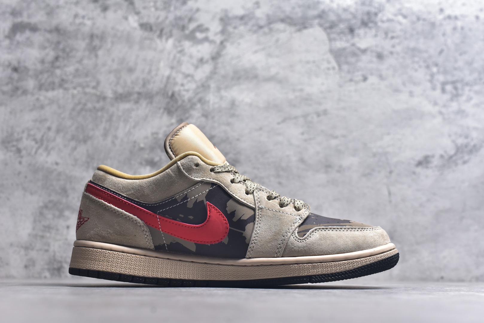 图片[3]-#海外爆款限量发售！Nike Jordan Air Jordan 1“斯图西联名——复古麦色” 高端定制 低帮 复古 减震 防滑 耐磨 篮球鞋 定制鞋盒 大厂纯原品质出货 超高清洁度 皮料切割干净无任何毛边 细节完美 货号：LR8888-012 尺码：36 36.5 37.5 38 38.5 39 40 40.5 41 42 42.5 43 44 44.5 45-选品中心