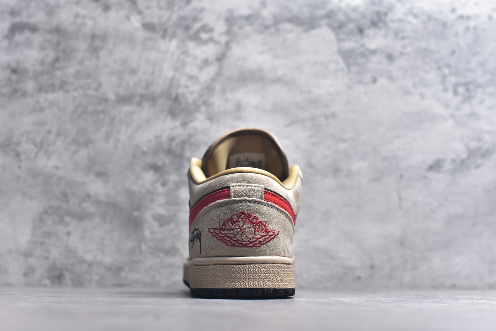 图片[5]-#海外爆款限量发售！Nike Jordan Air Jordan 1“斯图西联名——复古麦色” 高端定制 低帮 复古 减震 防滑 耐磨 篮球鞋 定制鞋盒 大厂纯原品质出货 超高清洁度 皮料切割干净无任何毛边 细节完美 货号：LR8888-012 尺码：36 36.5 37.5 38 38.5 39 40 40.5 41 42 42.5 43 44 44.5 45-选品中心