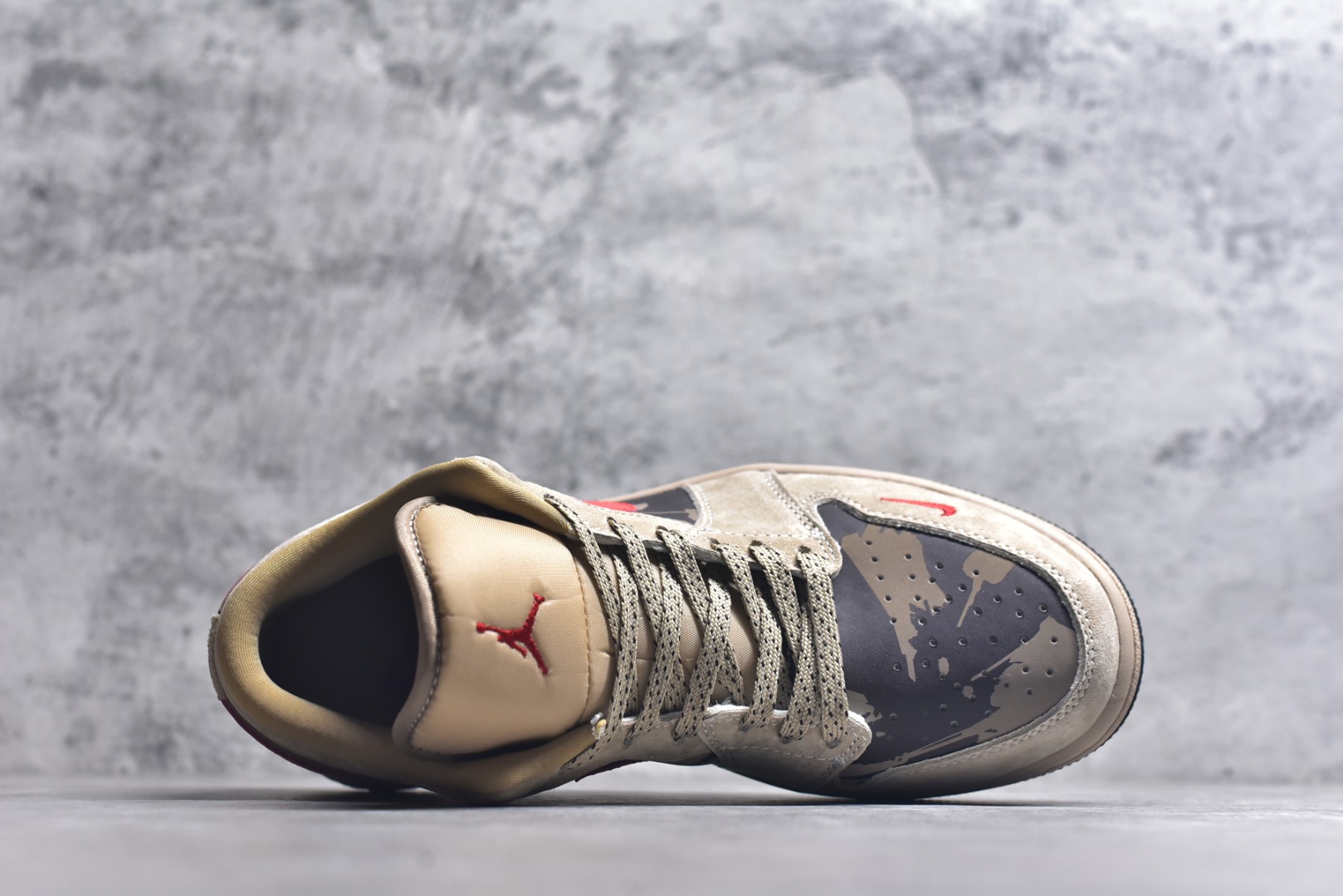 图片[4]-#海外爆款限量发售！Nike Jordan Air Jordan 1“斯图西联名——复古麦色” 高端定制 低帮 复古 减震 防滑 耐磨 篮球鞋 定制鞋盒 大厂纯原品质出货 超高清洁度 皮料切割干净无任何毛边 细节完美 货号：LR8888-012 尺码：36 36.5 37.5 38 38.5 39 40 40.5 41 42 42.5 43 44 44.5 45-选品中心