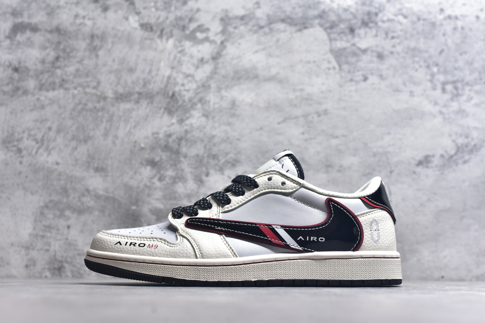 #Travis Scott x Fragment Design x Air Jordan 1 Low OG SP AJ1 问界联名 鎏金黑 低帮文化休闲板鞋 FC1688-238 #多方联名合作融合了Travis Scott 独特的音乐风格，藤原浩个性的设计风格以及Jordan品牌的经典元素 使其成为一双具有独特身份和价值的鞋子 清新而立体的外观加上联名标识更突出了其独特身份 这种配色方案显示出活力和时尚感 在视觉上引人注目 鞋身的质感和细腻的细节处理使其显得高端而格调十足 这款“倒钩”联名是设计与创意完美结合 融合多方的个性风格是一款备受瞩目的潮流鞋款 尺码：36 36.5 37.5 38 38.5 39 40 40.5 41 42 42.5 43 44 44.5 45 9.E5-选品中心