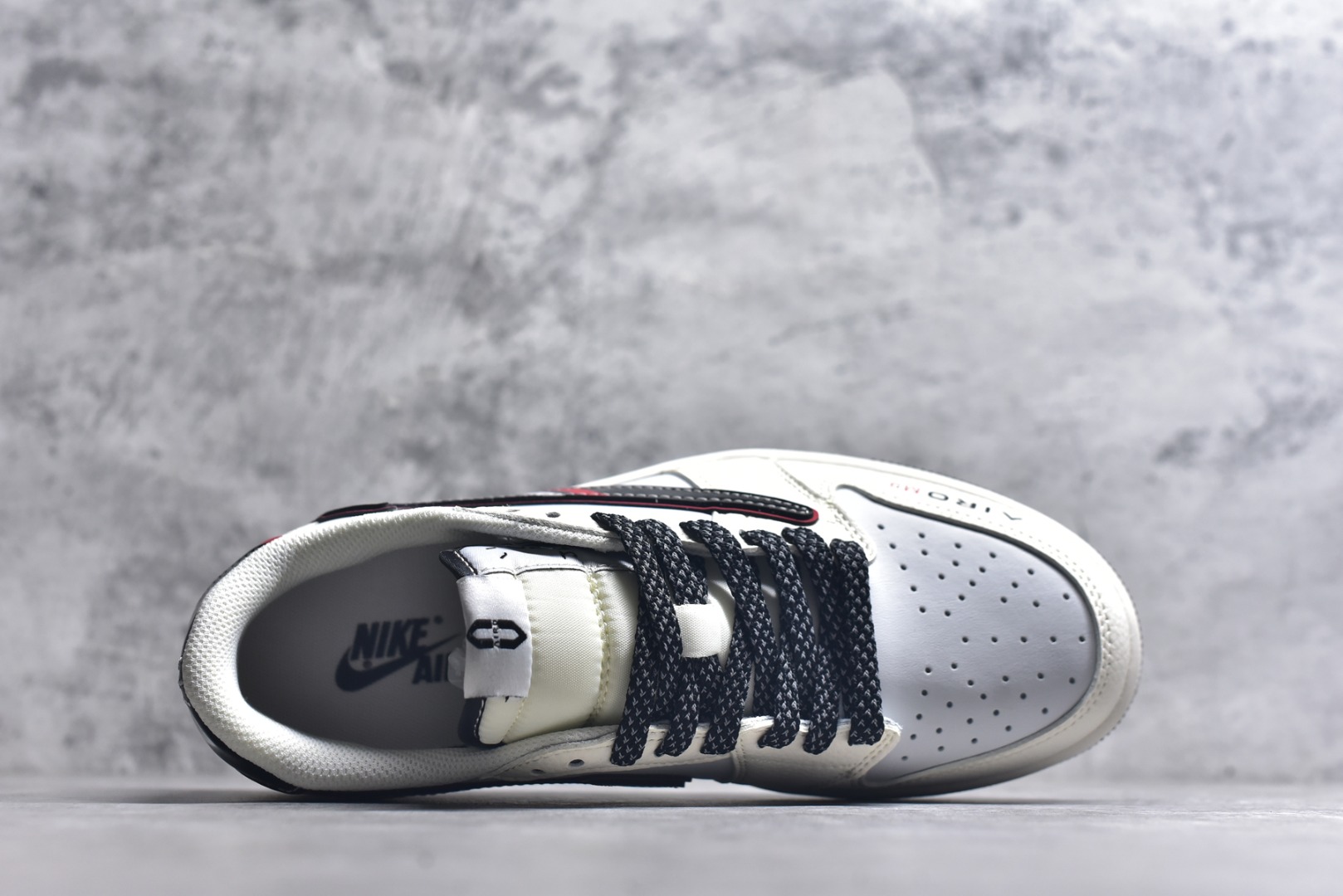图片[4]-#Travis Scott x Fragment Design x Air Jordan 1 Low OG SP AJ1 问界联名 鎏金黑 低帮文化休闲板鞋 FC1688-238 #多方联名合作融合了Travis Scott 独特的音乐风格，藤原浩个性的设计风格以及Jordan品牌的经典元素 使其成为一双具有独特身份和价值的鞋子 清新而立体的外观加上联名标识更突出了其独特身份 这种配色方案显示出活力和时尚感 在视觉上引人注目 鞋身的质感和细腻的细节处理使其显得高端而格调十足 这款“倒钩”联名是设计与创意完美结合 融合多方的个性风格是一款备受瞩目的潮流鞋款 尺码：36 36.5 37.5 38 38.5 39 40 40.5 41 42 42.5 43 44 44.5 45 9.E5-选品中心