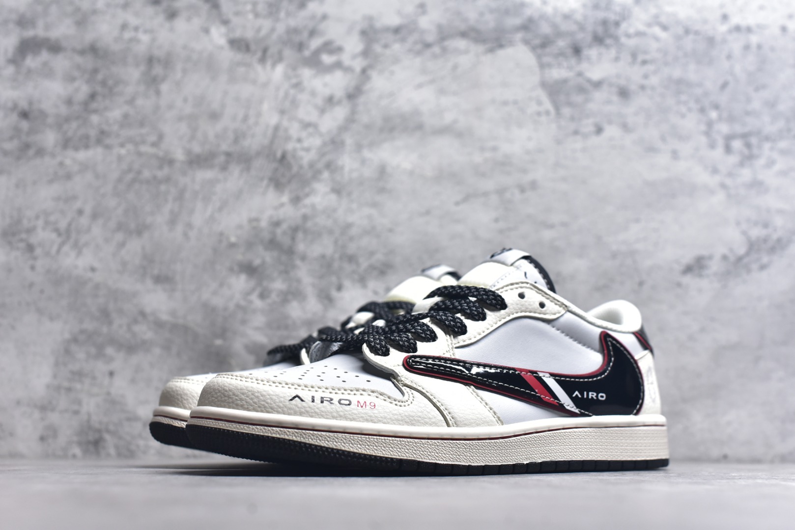 图片[2]-#Travis Scott x Fragment Design x Air Jordan 1 Low OG SP AJ1 问界联名 鎏金黑 低帮文化休闲板鞋 FC1688-238 #多方联名合作融合了Travis Scott 独特的音乐风格，藤原浩个性的设计风格以及Jordan品牌的经典元素 使其成为一双具有独特身份和价值的鞋子 清新而立体的外观加上联名标识更突出了其独特身份 这种配色方案显示出活力和时尚感 在视觉上引人注目 鞋身的质感和细腻的细节处理使其显得高端而格调十足 这款“倒钩”联名是设计与创意完美结合 融合多方的个性风格是一款备受瞩目的潮流鞋款 尺码：36 36.5 37.5 38 38.5 39 40 40.5 41 42 42.5 43 44 44.5 45 9.E5-选品中心
