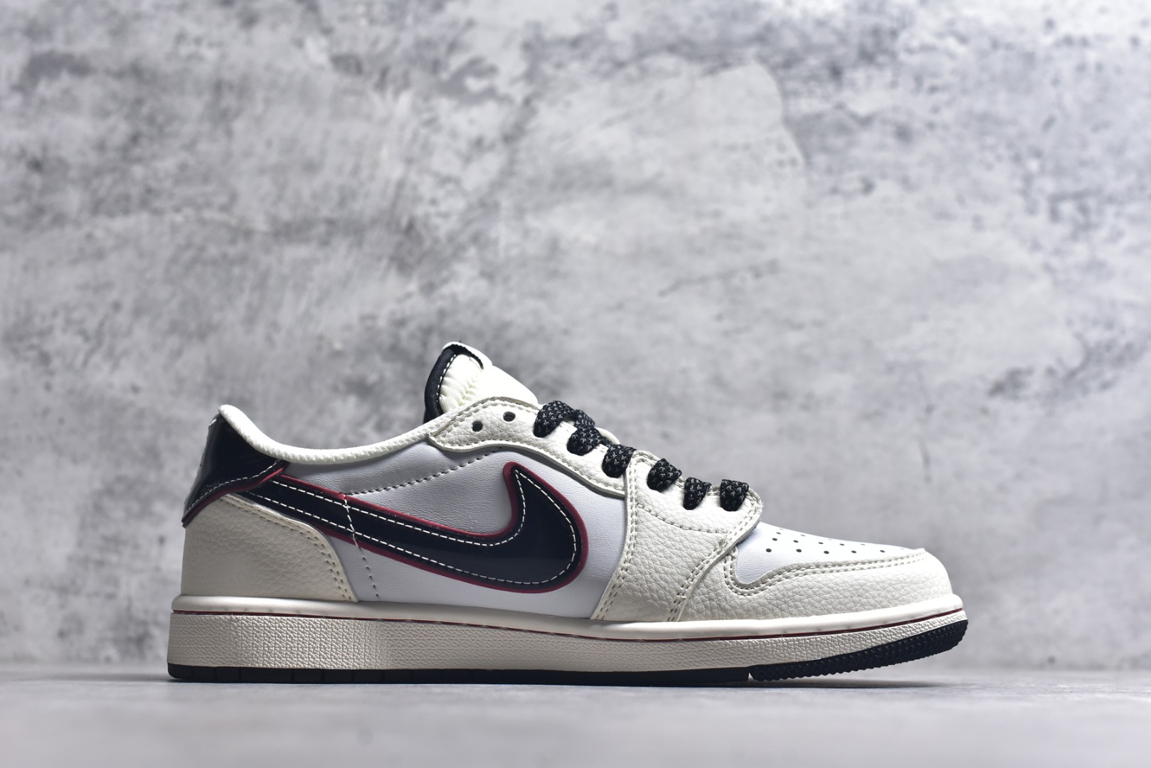 图片[3]-#Travis Scott x Fragment Design x Air Jordan 1 Low OG SP AJ1 问界联名 鎏金黑 低帮文化休闲板鞋 FC1688-238 #多方联名合作融合了Travis Scott 独特的音乐风格，藤原浩个性的设计风格以及Jordan品牌的经典元素 使其成为一双具有独特身份和价值的鞋子 清新而立体的外观加上联名标识更突出了其独特身份 这种配色方案显示出活力和时尚感 在视觉上引人注目 鞋身的质感和细腻的细节处理使其显得高端而格调十足 这款“倒钩”联名是设计与创意完美结合 融合多方的个性风格是一款备受瞩目的潮流鞋款 尺码：36 36.5 37.5 38 38.5 39 40 40.5 41 42 42.5 43 44 44.5 45 9.E5-选品中心