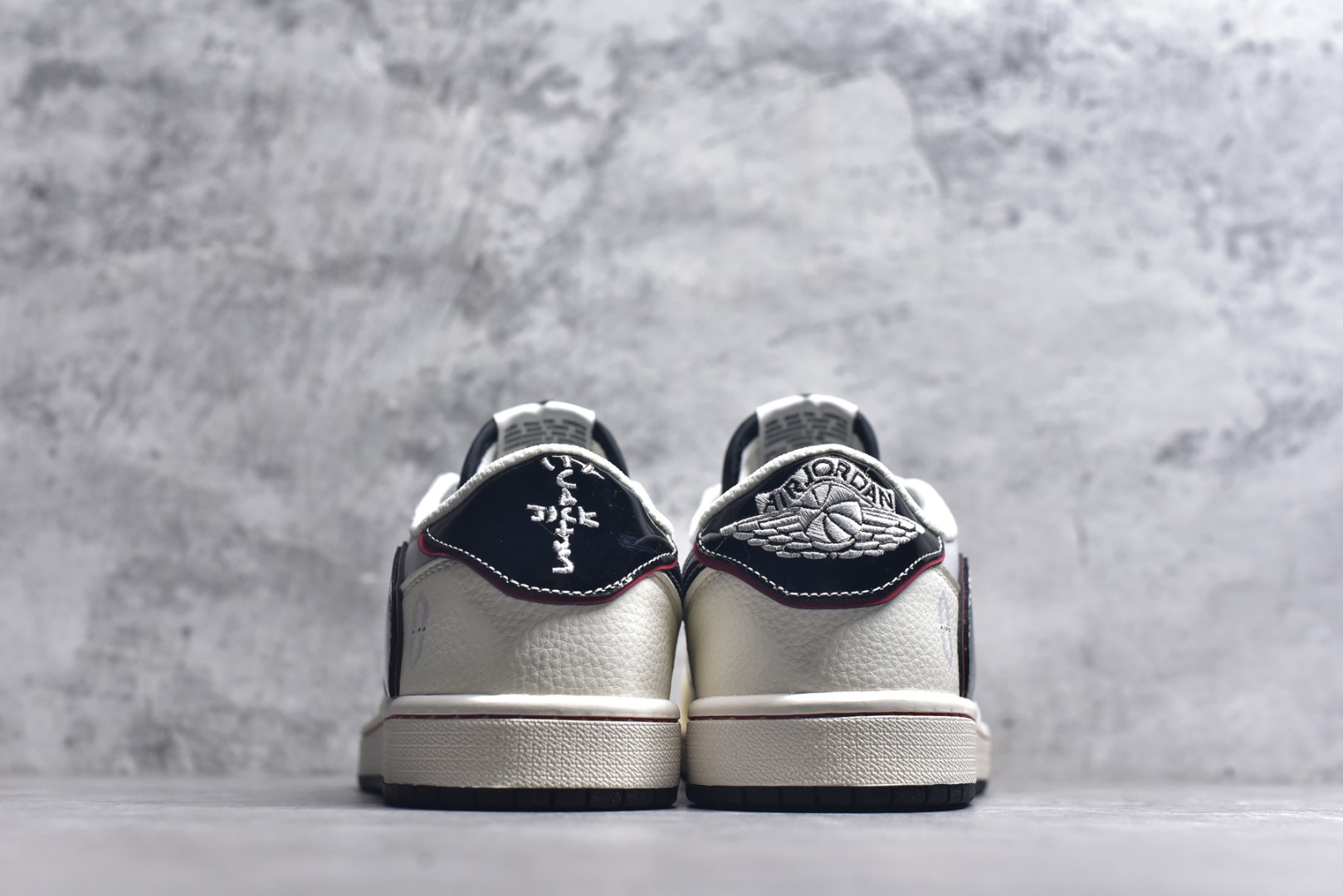 图片[5]-#Travis Scott x Fragment Design x Air Jordan 1 Low OG SP AJ1 问界联名 鎏金黑 低帮文化休闲板鞋 FC1688-238 #多方联名合作融合了Travis Scott 独特的音乐风格，藤原浩个性的设计风格以及Jordan品牌的经典元素 使其成为一双具有独特身份和价值的鞋子 清新而立体的外观加上联名标识更突出了其独特身份 这种配色方案显示出活力和时尚感 在视觉上引人注目 鞋身的质感和细腻的细节处理使其显得高端而格调十足 这款“倒钩”联名是设计与创意完美结合 融合多方的个性风格是一款备受瞩目的潮流鞋款 尺码：36 36.5 37.5 38 38.5 39 40 40.5 41 42 42.5 43 44 44.5 45 9.E5-选品中心