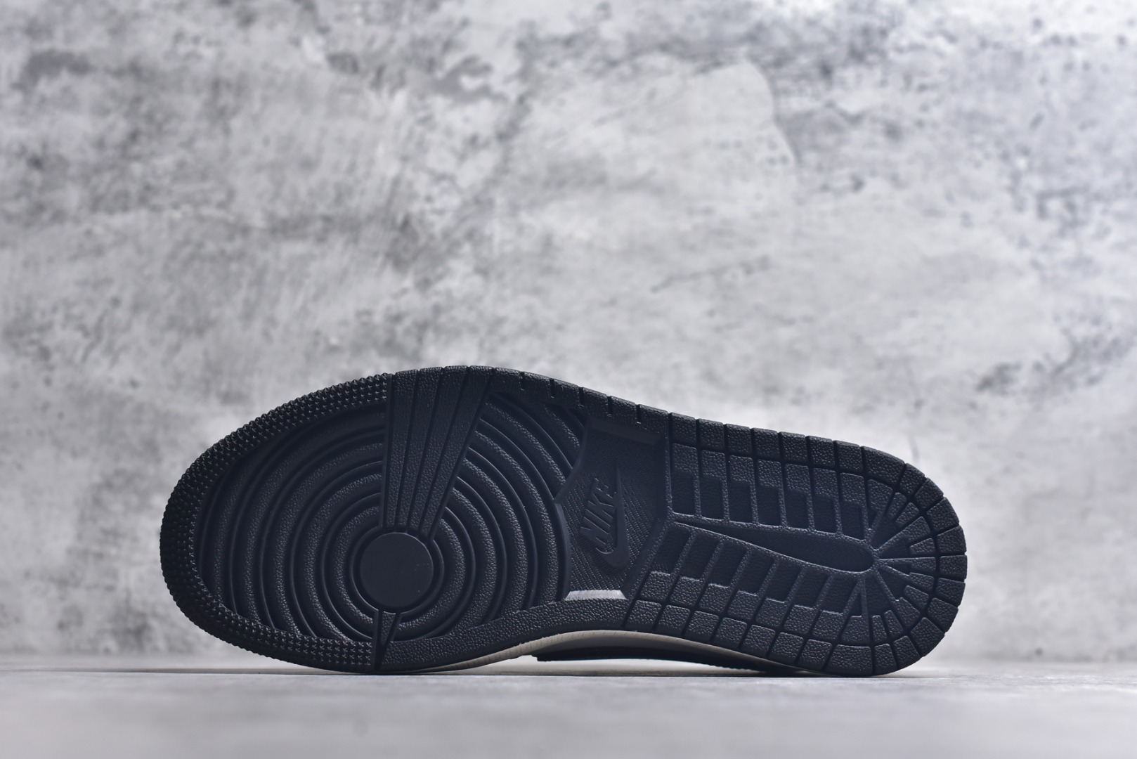 图片[6]-#Travis Scott x Fragment Design x Air Jordan 1 Low OG SP AJ1 问界联名 鎏金黑 低帮文化休闲板鞋 FC1688-238 #多方联名合作融合了Travis Scott 独特的音乐风格，藤原浩个性的设计风格以及Jordan品牌的经典元素 使其成为一双具有独特身份和价值的鞋子 清新而立体的外观加上联名标识更突出了其独特身份 这种配色方案显示出活力和时尚感 在视觉上引人注目 鞋身的质感和细腻的细节处理使其显得高端而格调十足 这款“倒钩”联名是设计与创意完美结合 融合多方的个性风格是一款备受瞩目的潮流鞋款 尺码：36 36.5 37.5 38 38.5 39 40 40.5 41 42 42.5 43 44 44.5 45 9.E5-选品中心