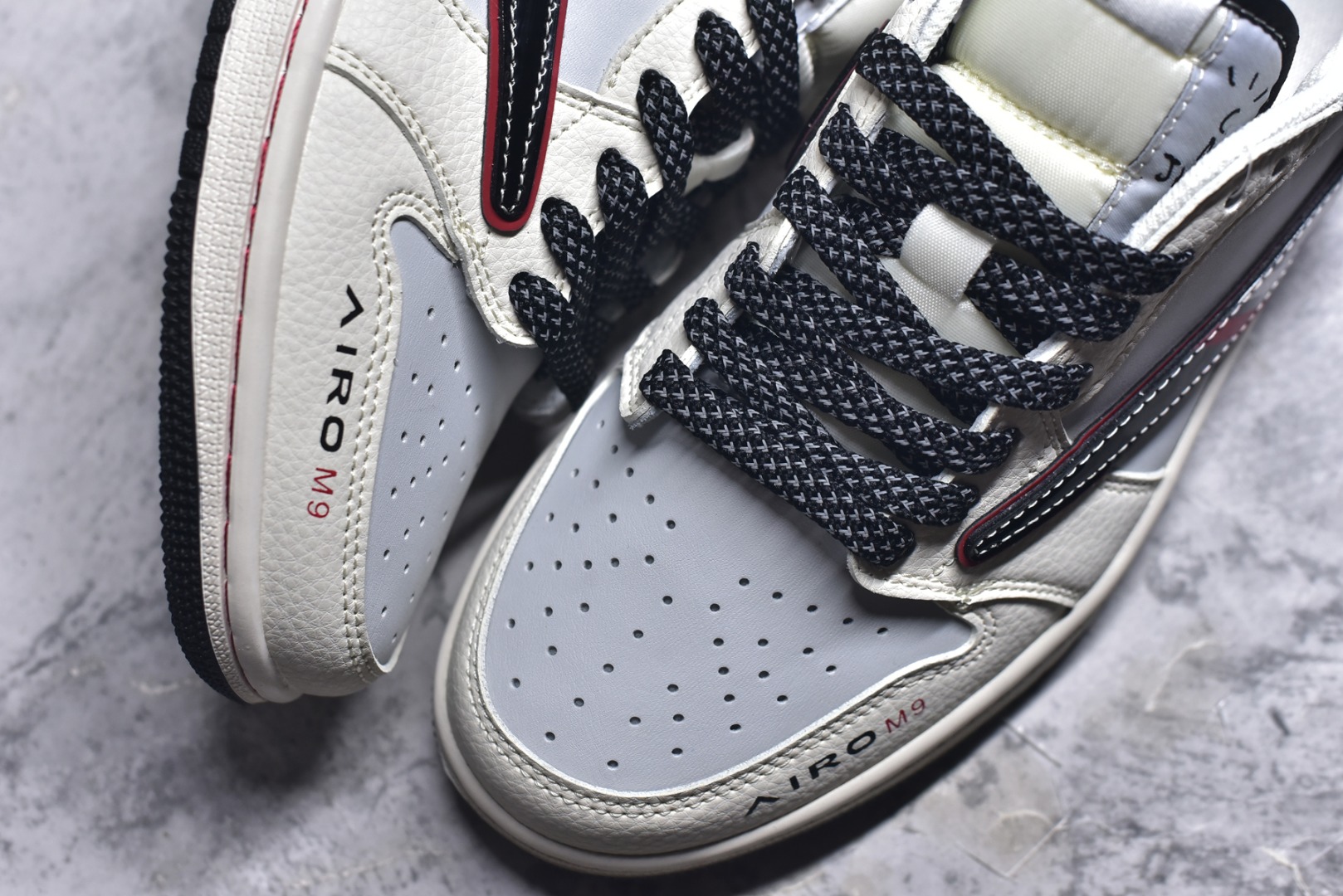 图片[8]-#Travis Scott x Fragment Design x Air Jordan 1 Low OG SP AJ1 问界联名 鎏金黑 低帮文化休闲板鞋 FC1688-238 #多方联名合作融合了Travis Scott 独特的音乐风格，藤原浩个性的设计风格以及Jordan品牌的经典元素 使其成为一双具有独特身份和价值的鞋子 清新而立体的外观加上联名标识更突出了其独特身份 这种配色方案显示出活力和时尚感 在视觉上引人注目 鞋身的质感和细腻的细节处理使其显得高端而格调十足 这款“倒钩”联名是设计与创意完美结合 融合多方的个性风格是一款备受瞩目的潮流鞋款 尺码：36 36.5 37.5 38 38.5 39 40 40.5 41 42 42.5 43 44 44.5 45 9.E5-选品中心