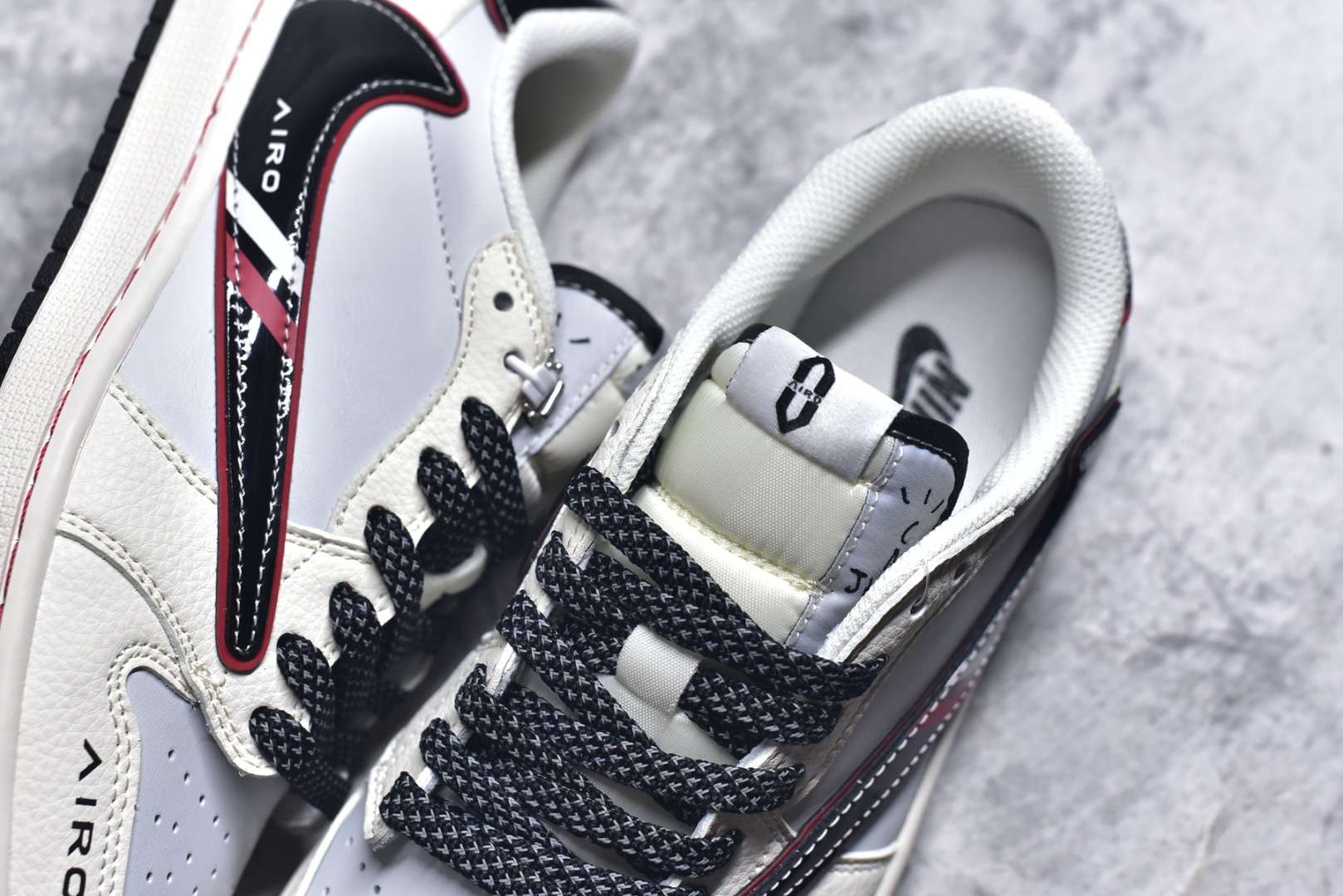 图片[9]-#Travis Scott x Fragment Design x Air Jordan 1 Low OG SP AJ1 问界联名 鎏金黑 低帮文化休闲板鞋 FC1688-238 #多方联名合作融合了Travis Scott 独特的音乐风格，藤原浩个性的设计风格以及Jordan品牌的经典元素 使其成为一双具有独特身份和价值的鞋子 清新而立体的外观加上联名标识更突出了其独特身份 这种配色方案显示出活力和时尚感 在视觉上引人注目 鞋身的质感和细腻的细节处理使其显得高端而格调十足 这款“倒钩”联名是设计与创意完美结合 融合多方的个性风格是一款备受瞩目的潮流鞋款 尺码：36 36.5 37.5 38 38.5 39 40 40.5 41 42 42.5 43 44 44.5 45 9.E5-选品中心