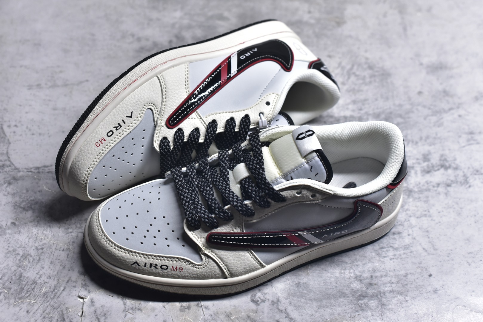 图片[7]-#Travis Scott x Fragment Design x Air Jordan 1 Low OG SP AJ1 问界联名 鎏金黑 低帮文化休闲板鞋 FC1688-238 #多方联名合作融合了Travis Scott 独特的音乐风格，藤原浩个性的设计风格以及Jordan品牌的经典元素 使其成为一双具有独特身份和价值的鞋子 清新而立体的外观加上联名标识更突出了其独特身份 这种配色方案显示出活力和时尚感 在视觉上引人注目 鞋身的质感和细腻的细节处理使其显得高端而格调十足 这款“倒钩”联名是设计与创意完美结合 融合多方的个性风格是一款备受瞩目的潮流鞋款 尺码：36 36.5 37.5 38 38.5 39 40 40.5 41 42 42.5 43 44 44.5 45 9.E5-选品中心