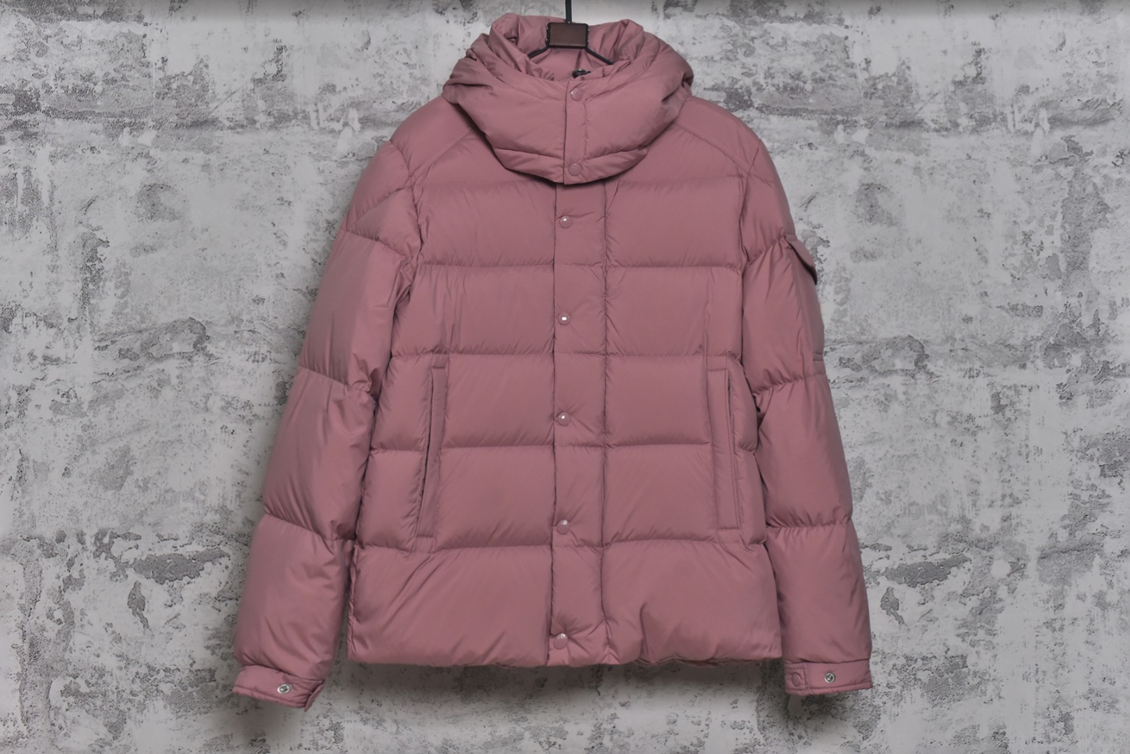 #Moncler/蒙口 Maya70雾面玛雅连帽羽绒服 -内里填充真实广检50绒，带质检报告，带NFC芯片 -充绒量，1码340克，2码360克，3码380克，4码400克，5码420克，6码440克 Maya系列羽绒服自问世以来，便以其经典的设计和出色的性能成为品牌标志性单品，雾面玛雅版本更以独特的哑光质感脱颖而出，在延续经典廓形的同时，注入现代简约风格，​独特雾面质感​，与传统亮面材质不同，雾面处理赋予面料低调而高级的哑光光泽，这种质感不仅减少了光面容易带来的膨胀感，更显瘦削利落，也使其在视觉和触感上都别具一格，避免了“米其林”式的臃肿感，轻松彰显时髦风度，廓形的剪裁，以其简约大方的设计和出色的剪裁而受到广泛好评，其版型通常略微修身，能很好地勾勒身形，避免臃肿，满满的高级观感，简单而不简约，无论是面料材质上还是整体轮廓，都兼备时尚造型感和良好的御寒功效，并带来舒适的穿着体验与感受，能凹造型又保暖，立体饱满，高实用度，内里填充白鸭绒，男女同款，定制辅料三标 尺码：1 2 3-选品中心