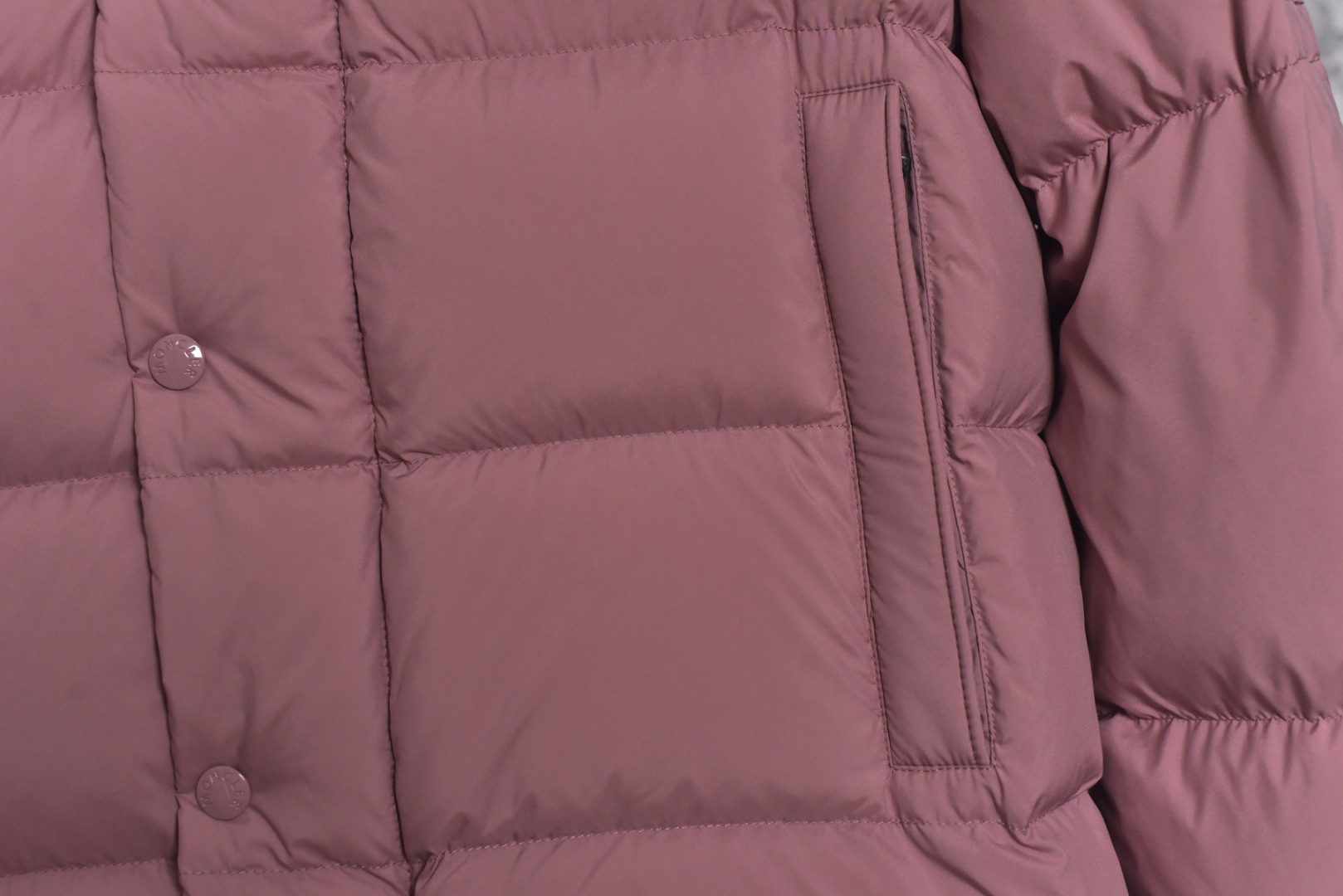 图片[6]-#Moncler/蒙口 Maya70雾面玛雅连帽羽绒服 -内里填充真实广检50绒，带质检报告，带NFC芯片 -充绒量，1码340克，2码360克，3码380克，4码400克，5码420克，6码440克 Maya系列羽绒服自问世以来，便以其经典的设计和出色的性能成为品牌标志性单品，雾面玛雅版本更以独特的哑光质感脱颖而出，在延续经典廓形的同时，注入现代简约风格，​独特雾面质感​，与传统亮面材质不同，雾面处理赋予面料低调而高级的哑光光泽，这种质感不仅减少了光面容易带来的膨胀感，更显瘦削利落，也使其在视觉和触感上都别具一格，避免了“米其林”式的臃肿感，轻松彰显时髦风度，廓形的剪裁，以其简约大方的设计和出色的剪裁而受到广泛好评，其版型通常略微修身，能很好地勾勒身形，避免臃肿，满满的高级观感，简单而不简约，无论是面料材质上还是整体轮廓，都兼备时尚造型感和良好的御寒功效，并带来舒适的穿着体验与感受，能凹造型又保暖，立体饱满，高实用度，内里填充白鸭绒，男女同款，定制辅料三标 尺码：1 2 3-选品中心