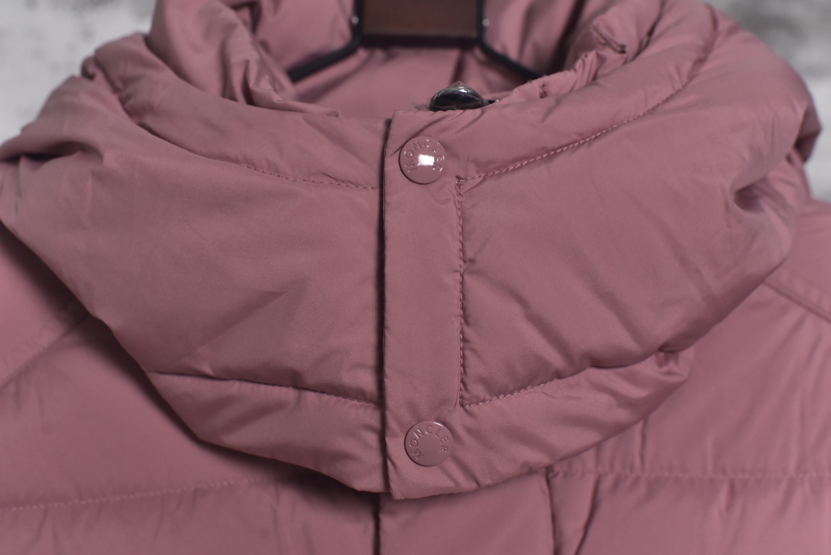 图片[5]-#Moncler/蒙口 Maya70雾面玛雅连帽羽绒服 -内里填充真实广检50绒，带质检报告，带NFC芯片 -充绒量，1码340克，2码360克，3码380克，4码400克，5码420克，6码440克 Maya系列羽绒服自问世以来，便以其经典的设计和出色的性能成为品牌标志性单品，雾面玛雅版本更以独特的哑光质感脱颖而出，在延续经典廓形的同时，注入现代简约风格，​独特雾面质感​，与传统亮面材质不同，雾面处理赋予面料低调而高级的哑光光泽，这种质感不仅减少了光面容易带来的膨胀感，更显瘦削利落，也使其在视觉和触感上都别具一格，避免了“米其林”式的臃肿感，轻松彰显时髦风度，廓形的剪裁，以其简约大方的设计和出色的剪裁而受到广泛好评，其版型通常略微修身，能很好地勾勒身形，避免臃肿，满满的高级观感，简单而不简约，无论是面料材质上还是整体轮廓，都兼备时尚造型感和良好的御寒功效，并带来舒适的穿着体验与感受，能凹造型又保暖，立体饱满，高实用度，内里填充白鸭绒，男女同款，定制辅料三标 尺码：1 2 3-选品中心