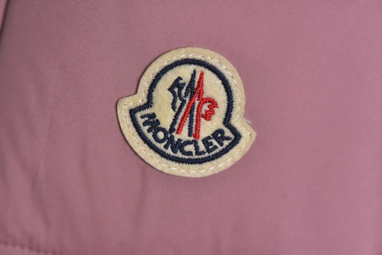 图片[3]-#Moncler/蒙口 Maya70雾面玛雅连帽羽绒服 -内里填充真实广检50绒，带质检报告，带NFC芯片 -充绒量，1码340克，2码360克，3码380克，4码400克，5码420克，6码440克 Maya系列羽绒服自问世以来，便以其经典的设计和出色的性能成为品牌标志性单品，雾面玛雅版本更以独特的哑光质感脱颖而出，在延续经典廓形的同时，注入现代简约风格，​独特雾面质感​，与传统亮面材质不同，雾面处理赋予面料低调而高级的哑光光泽，这种质感不仅减少了光面容易带来的膨胀感，更显瘦削利落，也使其在视觉和触感上都别具一格，避免了“米其林”式的臃肿感，轻松彰显时髦风度，廓形的剪裁，以其简约大方的设计和出色的剪裁而受到广泛好评，其版型通常略微修身，能很好地勾勒身形，避免臃肿，满满的高级观感，简单而不简约，无论是面料材质上还是整体轮廓，都兼备时尚造型感和良好的御寒功效，并带来舒适的穿着体验与感受，能凹造型又保暖，立体饱满，高实用度，内里填充白鸭绒，男女同款，定制辅料三标 尺码：1 2 3-选品中心