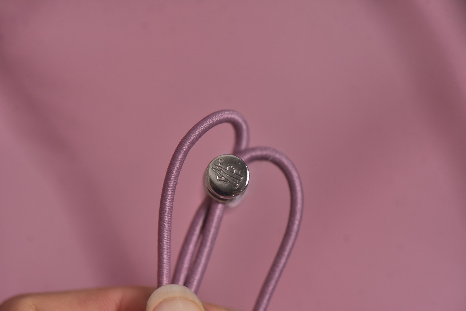 图片[4]-#Moncler/蒙口 Maya70雾面玛雅连帽羽绒服 -内里填充真实广检50绒，带质检报告，带NFC芯片 -充绒量，1码340克，2码360克，3码380克，4码400克，5码420克，6码440克 Maya系列羽绒服自问世以来，便以其经典的设计和出色的性能成为品牌标志性单品，雾面玛雅版本更以独特的哑光质感脱颖而出，在延续经典廓形的同时，注入现代简约风格，​独特雾面质感​，与传统亮面材质不同，雾面处理赋予面料低调而高级的哑光光泽，这种质感不仅减少了光面容易带来的膨胀感，更显瘦削利落，也使其在视觉和触感上都别具一格，避免了“米其林”式的臃肿感，轻松彰显时髦风度，廓形的剪裁，以其简约大方的设计和出色的剪裁而受到广泛好评，其版型通常略微修身，能很好地勾勒身形，避免臃肿，满满的高级观感，简单而不简约，无论是面料材质上还是整体轮廓，都兼备时尚造型感和良好的御寒功效，并带来舒适的穿着体验与感受，能凹造型又保暖，立体饱满，高实用度，内里填充白鸭绒，男女同款，定制辅料三标 尺码：1 2 3-选品中心