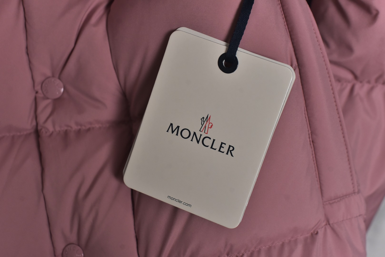 图片[7]-#Moncler/蒙口 Maya70雾面玛雅连帽羽绒服 -内里填充真实广检50绒，带质检报告，带NFC芯片 -充绒量，1码340克，2码360克，3码380克，4码400克，5码420克，6码440克 Maya系列羽绒服自问世以来，便以其经典的设计和出色的性能成为品牌标志性单品，雾面玛雅版本更以独特的哑光质感脱颖而出，在延续经典廓形的同时，注入现代简约风格，​独特雾面质感​，与传统亮面材质不同，雾面处理赋予面料低调而高级的哑光光泽，这种质感不仅减少了光面容易带来的膨胀感，更显瘦削利落，也使其在视觉和触感上都别具一格，避免了“米其林”式的臃肿感，轻松彰显时髦风度，廓形的剪裁，以其简约大方的设计和出色的剪裁而受到广泛好评，其版型通常略微修身，能很好地勾勒身形，避免臃肿，满满的高级观感，简单而不简约，无论是面料材质上还是整体轮廓，都兼备时尚造型感和良好的御寒功效，并带来舒适的穿着体验与感受，能凹造型又保暖，立体饱满，高实用度，内里填充白鸭绒，男女同款，定制辅料三标 尺码：1 2 3-选品中心