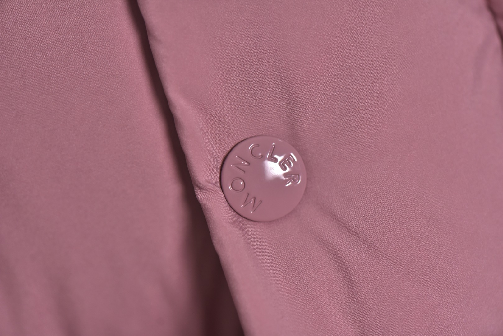 图片[8]-#Moncler/蒙口 Maya70雾面玛雅连帽羽绒服 -内里填充真实广检50绒，带质检报告，带NFC芯片 -充绒量，1码340克，2码360克，3码380克，4码400克，5码420克，6码440克 Maya系列羽绒服自问世以来，便以其经典的设计和出色的性能成为品牌标志性单品，雾面玛雅版本更以独特的哑光质感脱颖而出，在延续经典廓形的同时，注入现代简约风格，​独特雾面质感​，与传统亮面材质不同，雾面处理赋予面料低调而高级的哑光光泽，这种质感不仅减少了光面容易带来的膨胀感，更显瘦削利落，也使其在视觉和触感上都别具一格，避免了“米其林”式的臃肿感，轻松彰显时髦风度，廓形的剪裁，以其简约大方的设计和出色的剪裁而受到广泛好评，其版型通常略微修身，能很好地勾勒身形，避免臃肿，满满的高级观感，简单而不简约，无论是面料材质上还是整体轮廓，都兼备时尚造型感和良好的御寒功效，并带来舒适的穿着体验与感受，能凹造型又保暖，立体饱满，高实用度，内里填充白鸭绒，男女同款，定制辅料三标 尺码：1 2 3-选品中心