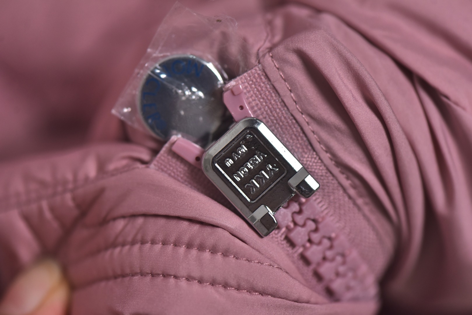 图片[9]-#Moncler/蒙口 Maya70雾面玛雅连帽羽绒服 -内里填充真实广检50绒，带质检报告，带NFC芯片 -充绒量，1码340克，2码360克，3码380克，4码400克，5码420克，6码440克 Maya系列羽绒服自问世以来，便以其经典的设计和出色的性能成为品牌标志性单品，雾面玛雅版本更以独特的哑光质感脱颖而出，在延续经典廓形的同时，注入现代简约风格，​独特雾面质感​，与传统亮面材质不同，雾面处理赋予面料低调而高级的哑光光泽，这种质感不仅减少了光面容易带来的膨胀感，更显瘦削利落，也使其在视觉和触感上都别具一格，避免了“米其林”式的臃肿感，轻松彰显时髦风度，廓形的剪裁，以其简约大方的设计和出色的剪裁而受到广泛好评，其版型通常略微修身，能很好地勾勒身形，避免臃肿，满满的高级观感，简单而不简约，无论是面料材质上还是整体轮廓，都兼备时尚造型感和良好的御寒功效，并带来舒适的穿着体验与感受，能凹造型又保暖，立体饱满，高实用度，内里填充白鸭绒，男女同款，定制辅料三标 尺码：1 2 3-选品中心