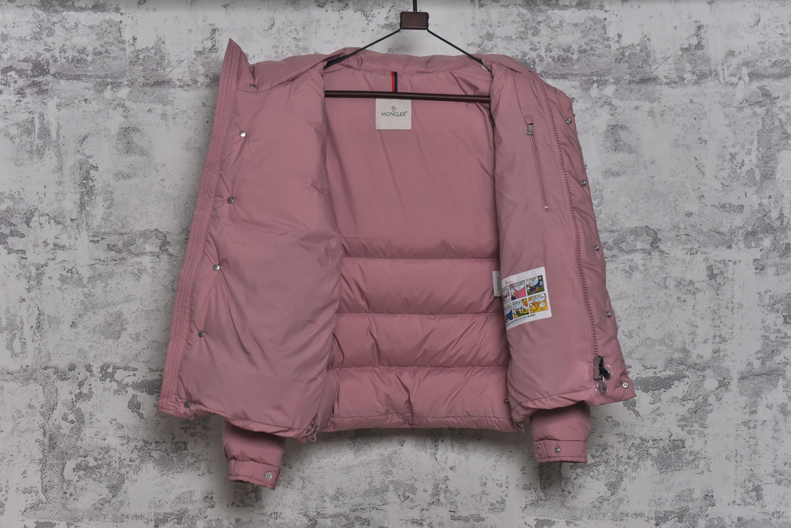 图片[10]-#Moncler/蒙口 Maya70雾面玛雅连帽羽绒服 -内里填充真实广检50绒，带质检报告，带NFC芯片 -充绒量，1码340克，2码360克，3码380克，4码400克，5码420克，6码440克 Maya系列羽绒服自问世以来，便以其经典的设计和出色的性能成为品牌标志性单品，雾面玛雅版本更以独特的哑光质感脱颖而出，在延续经典廓形的同时，注入现代简约风格，​独特雾面质感​，与传统亮面材质不同，雾面处理赋予面料低调而高级的哑光光泽，这种质感不仅减少了光面容易带来的膨胀感，更显瘦削利落，也使其在视觉和触感上都别具一格，避免了“米其林”式的臃肿感，轻松彰显时髦风度，廓形的剪裁，以其简约大方的设计和出色的剪裁而受到广泛好评，其版型通常略微修身，能很好地勾勒身形，避免臃肿，满满的高级观感，简单而不简约，无论是面料材质上还是整体轮廓，都兼备时尚造型感和良好的御寒功效，并带来舒适的穿着体验与感受，能凹造型又保暖，立体饱满，高实用度，内里填充白鸭绒，男女同款，定制辅料三标 尺码：1 2 3-选品中心