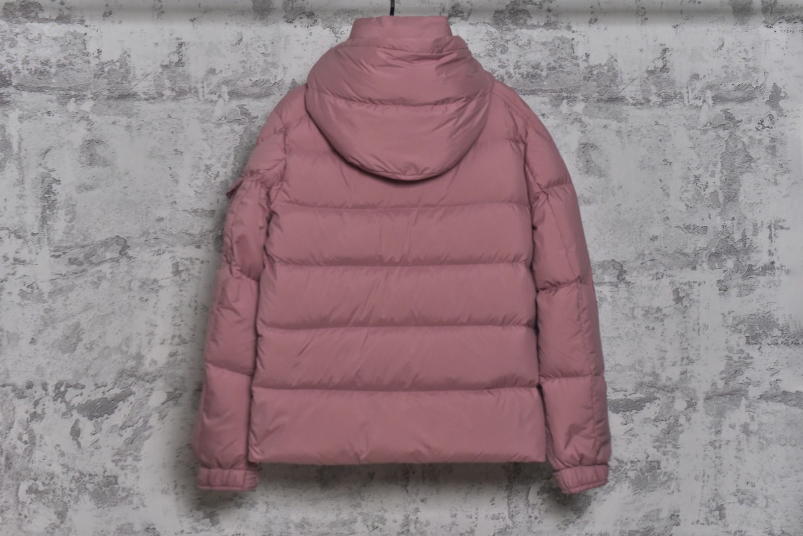 图片[2]-#Moncler/蒙口 Maya70雾面玛雅连帽羽绒服 -内里填充真实广检50绒，带质检报告，带NFC芯片 -充绒量，1码340克，2码360克，3码380克，4码400克，5码420克，6码440克 Maya系列羽绒服自问世以来，便以其经典的设计和出色的性能成为品牌标志性单品，雾面玛雅版本更以独特的哑光质感脱颖而出，在延续经典廓形的同时，注入现代简约风格，​独特雾面质感​，与传统亮面材质不同，雾面处理赋予面料低调而高级的哑光光泽，这种质感不仅减少了光面容易带来的膨胀感，更显瘦削利落，也使其在视觉和触感上都别具一格，避免了“米其林”式的臃肿感，轻松彰显时髦风度，廓形的剪裁，以其简约大方的设计和出色的剪裁而受到广泛好评，其版型通常略微修身，能很好地勾勒身形，避免臃肿，满满的高级观感，简单而不简约，无论是面料材质上还是整体轮廓，都兼备时尚造型感和良好的御寒功效，并带来舒适的穿着体验与感受，能凹造型又保暖，立体饱满，高实用度，内里填充白鸭绒，男女同款，定制辅料三标 尺码：1 2 3-选品中心