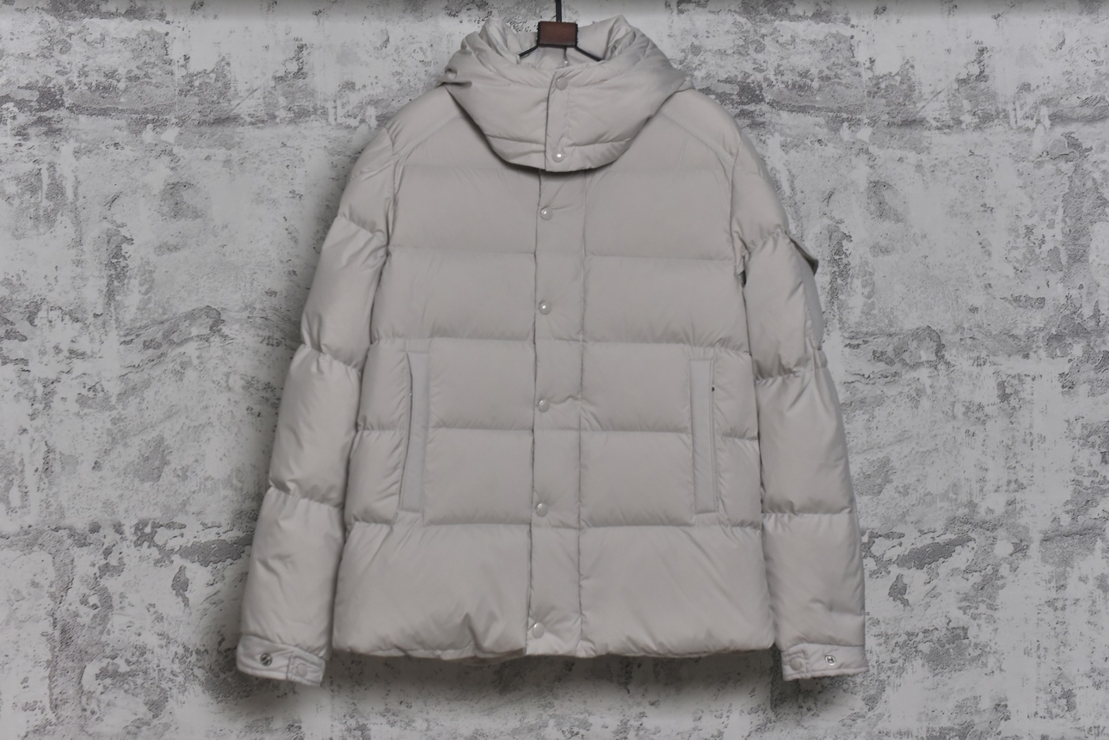 #Moncler/蒙口 Maya70雾面玛雅连帽羽绒服 -内里填充真实广检50绒，带质检报告，带NFC芯片 -充绒量，1码340克，2码360克，3码380克，4码400克，5码420克，6码440克 Maya系列羽绒服自问世以来，便以其经典的设计和出色的性能成为品牌标志性单品，雾面玛雅版本更以独特的哑光质感脱颖而出，在延续经典廓形的同时，注入现代简约风格，​独特雾面质感​，与传统亮面材质不同，雾面处理赋予面料低调而高级的哑光光泽，这种质感不仅减少了光面容易带来的膨胀感，更显瘦削利落，也使其在视觉和触感上都别具一格，避免了“米其林”式的臃肿感，轻松彰显时髦风度，廓形的剪裁，以其简约大方的设计和出色的剪裁而受到广泛好评，其版型通常略微修身，能很好地勾勒身形，避免臃肿，满满的高级观感，简单而不简约，无论是面料材质上还是整体轮廓，都兼备时尚造型感和良好的御寒功效，并带来舒适的穿着体验与感受，能凹造型又保暖，立体饱满，高实用度，内里填充白鸭绒，男女同款，定制辅料三标 尺码：1 2 3 4 5 6-选品中心