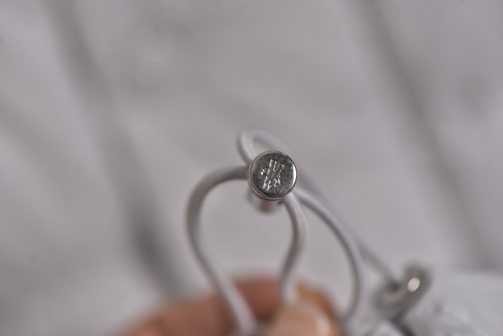 图片[3]-#Moncler/蒙口 Maya70雾面玛雅连帽羽绒服 -内里填充真实广检50绒，带质检报告，带NFC芯片 -充绒量，1码340克，2码360克，3码380克，4码400克，5码420克，6码440克 Maya系列羽绒服自问世以来，便以其经典的设计和出色的性能成为品牌标志性单品，雾面玛雅版本更以独特的哑光质感脱颖而出，在延续经典廓形的同时，注入现代简约风格，​独特雾面质感​，与传统亮面材质不同，雾面处理赋予面料低调而高级的哑光光泽，这种质感不仅减少了光面容易带来的膨胀感，更显瘦削利落，也使其在视觉和触感上都别具一格，避免了“米其林”式的臃肿感，轻松彰显时髦风度，廓形的剪裁，以其简约大方的设计和出色的剪裁而受到广泛好评，其版型通常略微修身，能很好地勾勒身形，避免臃肿，满满的高级观感，简单而不简约，无论是面料材质上还是整体轮廓，都兼备时尚造型感和良好的御寒功效，并带来舒适的穿着体验与感受，能凹造型又保暖，立体饱满，高实用度，内里填充白鸭绒，男女同款，定制辅料三标 尺码：1 2 3 4 5 6-选品中心