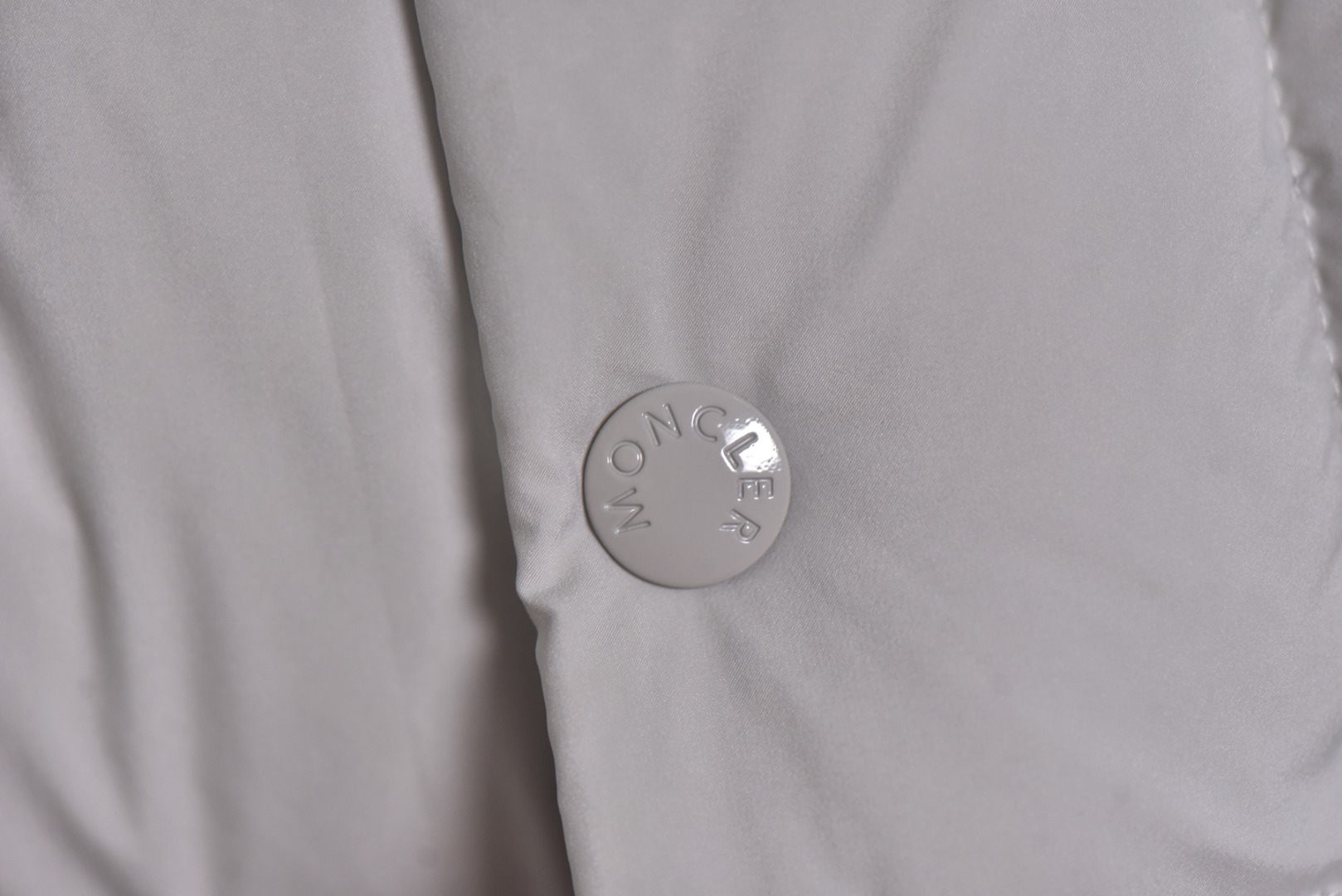 图片[5]-#Moncler/蒙口 Maya70雾面玛雅连帽羽绒服 -内里填充真实广检50绒，带质检报告，带NFC芯片 -充绒量，1码340克，2码360克，3码380克，4码400克，5码420克，6码440克 Maya系列羽绒服自问世以来，便以其经典的设计和出色的性能成为品牌标志性单品，雾面玛雅版本更以独特的哑光质感脱颖而出，在延续经典廓形的同时，注入现代简约风格，​独特雾面质感​，与传统亮面材质不同，雾面处理赋予面料低调而高级的哑光光泽，这种质感不仅减少了光面容易带来的膨胀感，更显瘦削利落，也使其在视觉和触感上都别具一格，避免了“米其林”式的臃肿感，轻松彰显时髦风度，廓形的剪裁，以其简约大方的设计和出色的剪裁而受到广泛好评，其版型通常略微修身，能很好地勾勒身形，避免臃肿，满满的高级观感，简单而不简约，无论是面料材质上还是整体轮廓，都兼备时尚造型感和良好的御寒功效，并带来舒适的穿着体验与感受，能凹造型又保暖，立体饱满，高实用度，内里填充白鸭绒，男女同款，定制辅料三标 尺码：1 2 3 4 5 6-选品中心