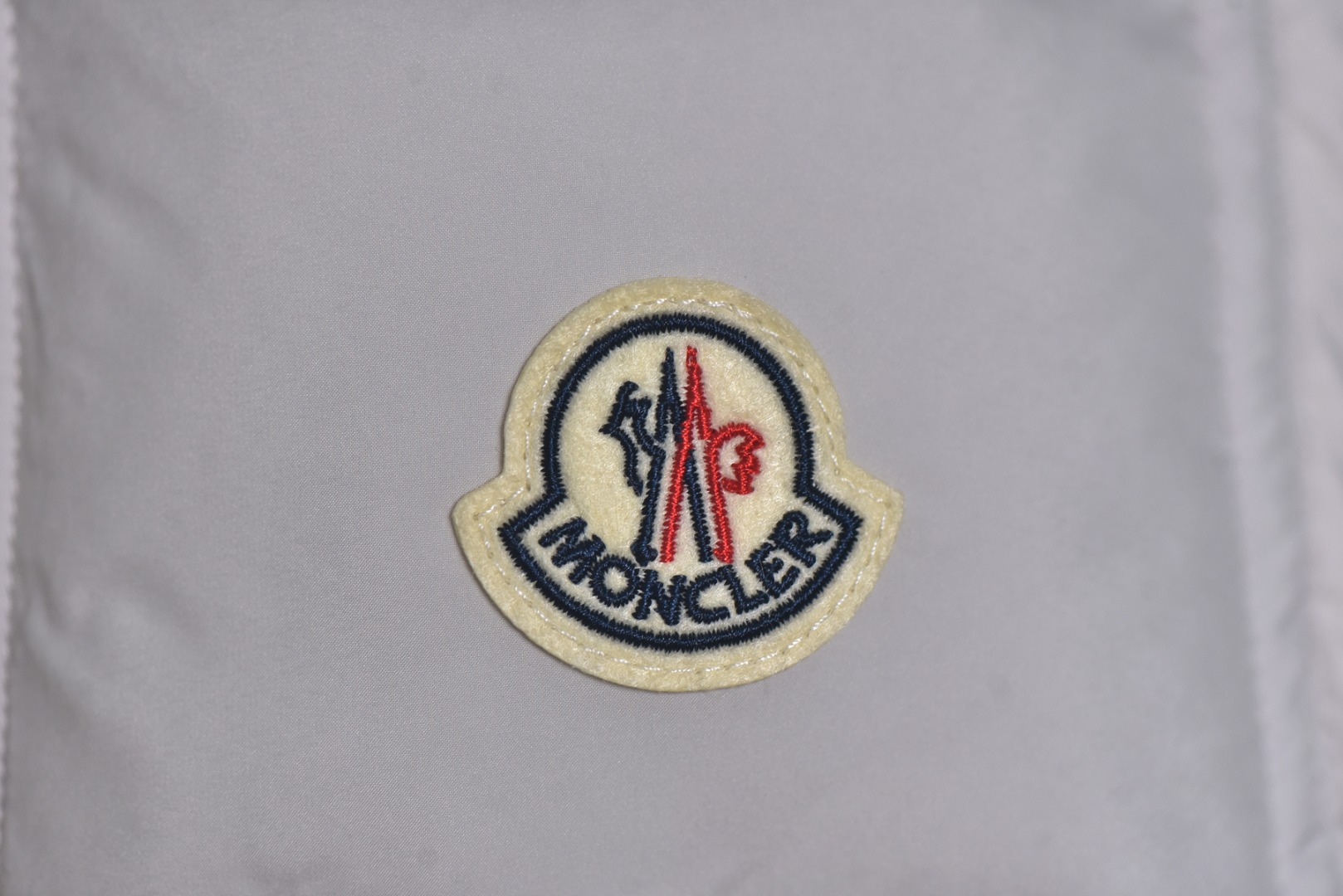 图片[4]-#Moncler/蒙口 Maya70雾面玛雅连帽羽绒服 -内里填充真实广检50绒，带质检报告，带NFC芯片 -充绒量，1码340克，2码360克，3码380克，4码400克，5码420克，6码440克 Maya系列羽绒服自问世以来，便以其经典的设计和出色的性能成为品牌标志性单品，雾面玛雅版本更以独特的哑光质感脱颖而出，在延续经典廓形的同时，注入现代简约风格，​独特雾面质感​，与传统亮面材质不同，雾面处理赋予面料低调而高级的哑光光泽，这种质感不仅减少了光面容易带来的膨胀感，更显瘦削利落，也使其在视觉和触感上都别具一格，避免了“米其林”式的臃肿感，轻松彰显时髦风度，廓形的剪裁，以其简约大方的设计和出色的剪裁而受到广泛好评，其版型通常略微修身，能很好地勾勒身形，避免臃肿，满满的高级观感，简单而不简约，无论是面料材质上还是整体轮廓，都兼备时尚造型感和良好的御寒功效，并带来舒适的穿着体验与感受，能凹造型又保暖，立体饱满，高实用度，内里填充白鸭绒，男女同款，定制辅料三标 尺码：1 2 3 4 5 6-选品中心