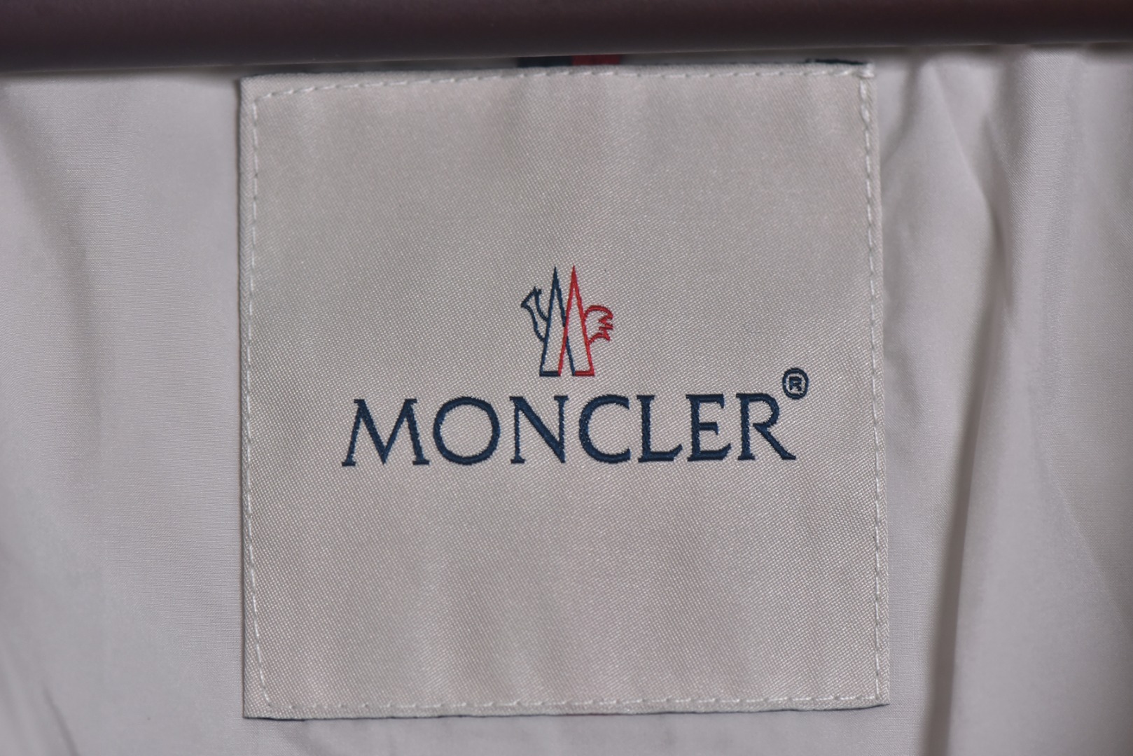 图片[6]-#Moncler/蒙口 Maya70雾面玛雅连帽羽绒服 -内里填充真实广检50绒，带质检报告，带NFC芯片 -充绒量，1码340克，2码360克，3码380克，4码400克，5码420克，6码440克 Maya系列羽绒服自问世以来，便以其经典的设计和出色的性能成为品牌标志性单品，雾面玛雅版本更以独特的哑光质感脱颖而出，在延续经典廓形的同时，注入现代简约风格，​独特雾面质感​，与传统亮面材质不同，雾面处理赋予面料低调而高级的哑光光泽，这种质感不仅减少了光面容易带来的膨胀感，更显瘦削利落，也使其在视觉和触感上都别具一格，避免了“米其林”式的臃肿感，轻松彰显时髦风度，廓形的剪裁，以其简约大方的设计和出色的剪裁而受到广泛好评，其版型通常略微修身，能很好地勾勒身形，避免臃肿，满满的高级观感，简单而不简约，无论是面料材质上还是整体轮廓，都兼备时尚造型感和良好的御寒功效，并带来舒适的穿着体验与感受，能凹造型又保暖，立体饱满，高实用度，内里填充白鸭绒，男女同款，定制辅料三标 尺码：1 2 3 4 5 6-选品中心
