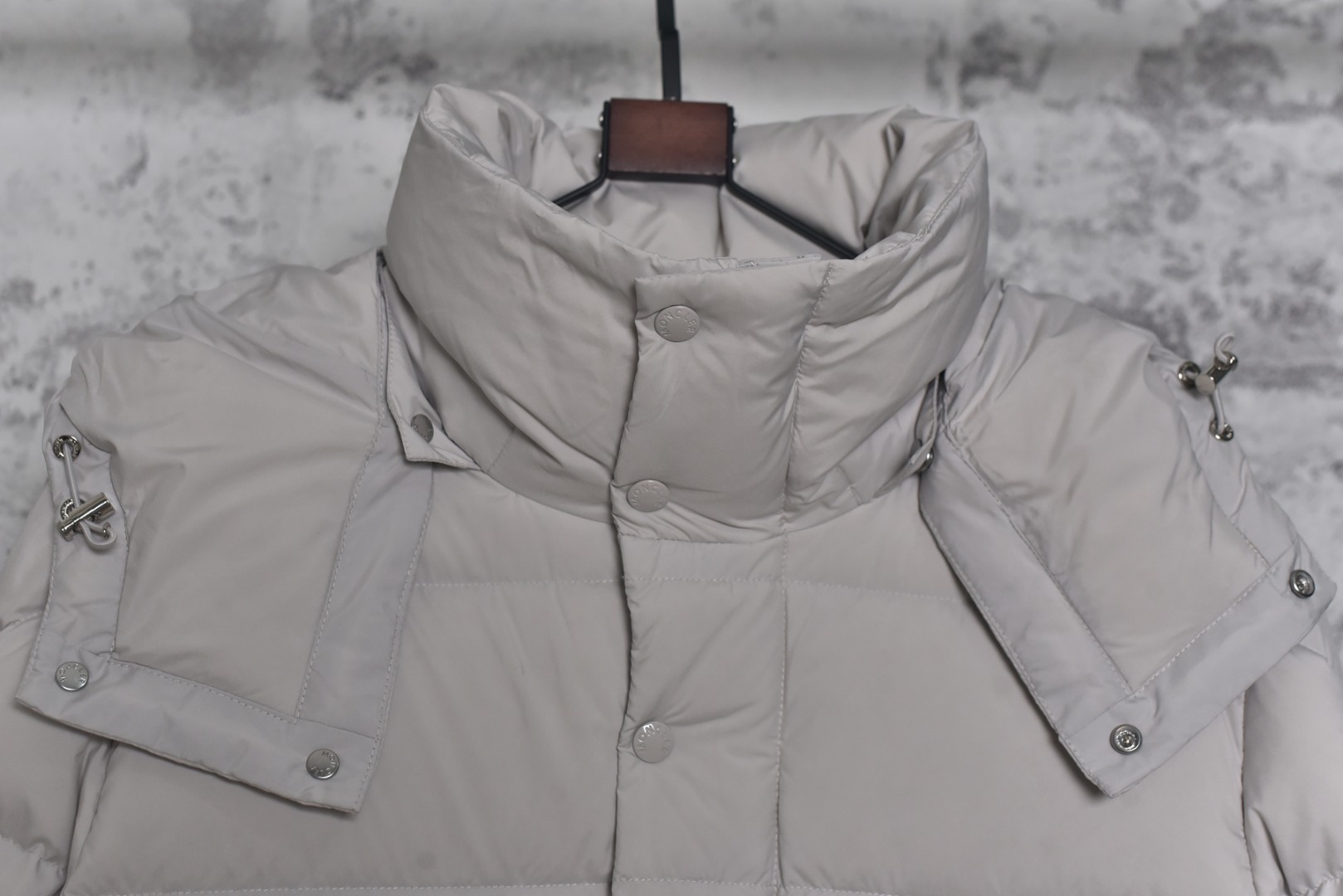 图片[7]-#Moncler/蒙口 Maya70雾面玛雅连帽羽绒服 -内里填充真实广检50绒，带质检报告，带NFC芯片 -充绒量，1码340克，2码360克，3码380克，4码400克，5码420克，6码440克 Maya系列羽绒服自问世以来，便以其经典的设计和出色的性能成为品牌标志性单品，雾面玛雅版本更以独特的哑光质感脱颖而出，在延续经典廓形的同时，注入现代简约风格，​独特雾面质感​，与传统亮面材质不同，雾面处理赋予面料低调而高级的哑光光泽，这种质感不仅减少了光面容易带来的膨胀感，更显瘦削利落，也使其在视觉和触感上都别具一格，避免了“米其林”式的臃肿感，轻松彰显时髦风度，廓形的剪裁，以其简约大方的设计和出色的剪裁而受到广泛好评，其版型通常略微修身，能很好地勾勒身形，避免臃肿，满满的高级观感，简单而不简约，无论是面料材质上还是整体轮廓，都兼备时尚造型感和良好的御寒功效，并带来舒适的穿着体验与感受，能凹造型又保暖，立体饱满，高实用度，内里填充白鸭绒，男女同款，定制辅料三标 尺码：1 2 3 4 5 6-选品中心