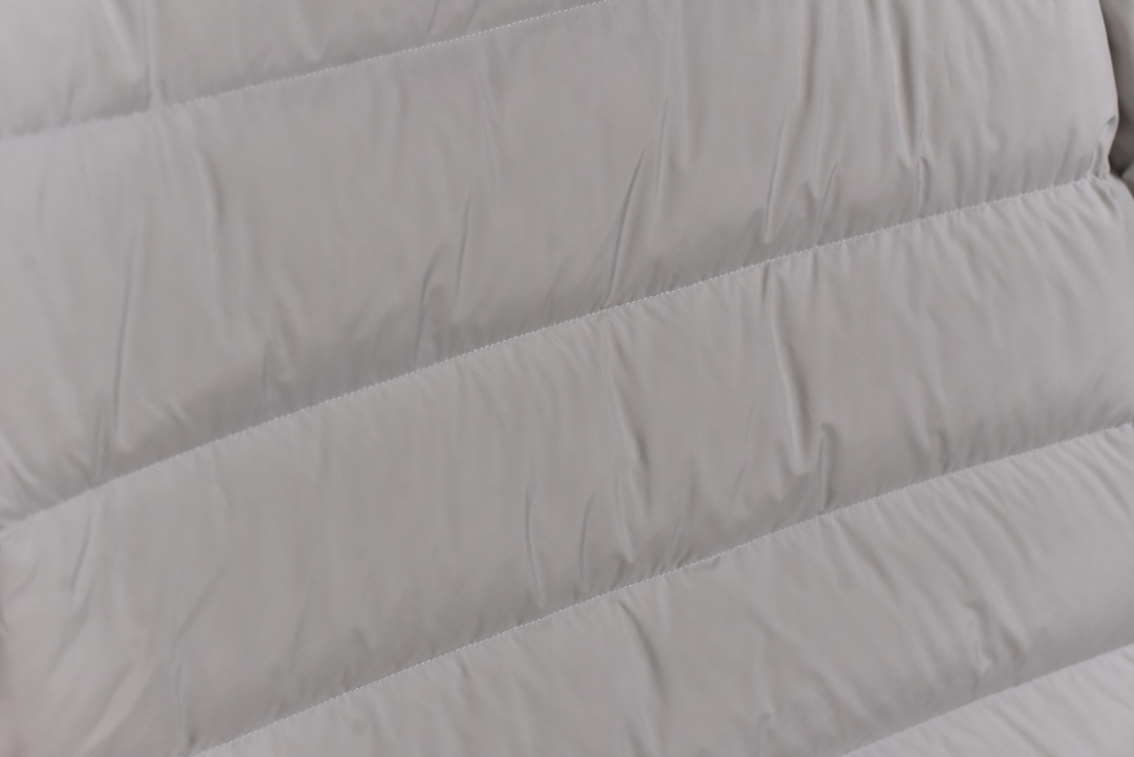 图片[8]-#Moncler/蒙口 Maya70雾面玛雅连帽羽绒服 -内里填充真实广检50绒，带质检报告，带NFC芯片 -充绒量，1码340克，2码360克，3码380克，4码400克，5码420克，6码440克 Maya系列羽绒服自问世以来，便以其经典的设计和出色的性能成为品牌标志性单品，雾面玛雅版本更以独特的哑光质感脱颖而出，在延续经典廓形的同时，注入现代简约风格，​独特雾面质感​，与传统亮面材质不同，雾面处理赋予面料低调而高级的哑光光泽，这种质感不仅减少了光面容易带来的膨胀感，更显瘦削利落，也使其在视觉和触感上都别具一格，避免了“米其林”式的臃肿感，轻松彰显时髦风度，廓形的剪裁，以其简约大方的设计和出色的剪裁而受到广泛好评，其版型通常略微修身，能很好地勾勒身形，避免臃肿，满满的高级观感，简单而不简约，无论是面料材质上还是整体轮廓，都兼备时尚造型感和良好的御寒功效，并带来舒适的穿着体验与感受，能凹造型又保暖，立体饱满，高实用度，内里填充白鸭绒，男女同款，定制辅料三标 尺码：1 2 3 4 5 6-选品中心