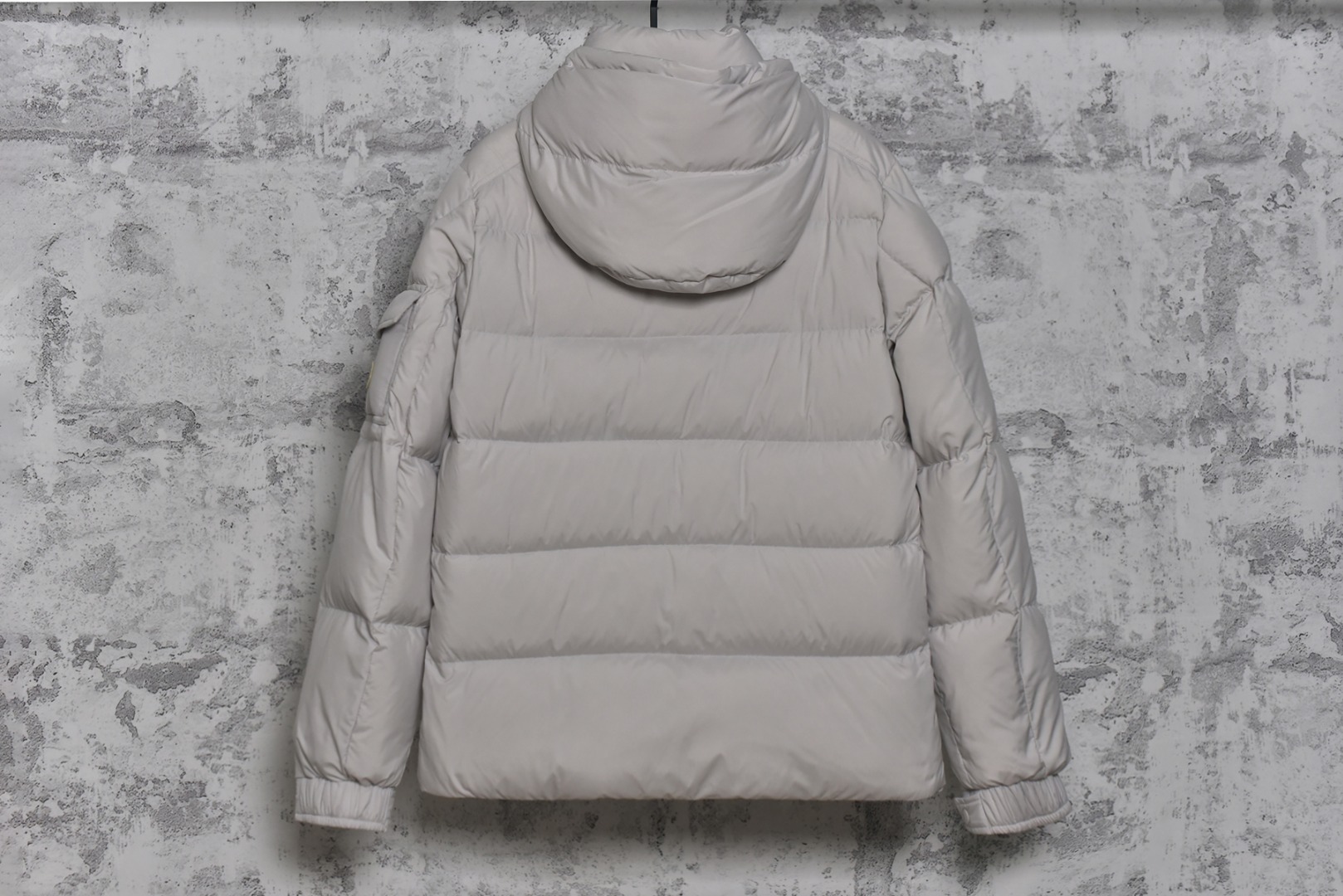 图片[2]-#Moncler/蒙口 Maya70雾面玛雅连帽羽绒服 -内里填充真实广检50绒，带质检报告，带NFC芯片 -充绒量，1码340克，2码360克，3码380克，4码400克，5码420克，6码440克 Maya系列羽绒服自问世以来，便以其经典的设计和出色的性能成为品牌标志性单品，雾面玛雅版本更以独特的哑光质感脱颖而出，在延续经典廓形的同时，注入现代简约风格，​独特雾面质感​，与传统亮面材质不同，雾面处理赋予面料低调而高级的哑光光泽，这种质感不仅减少了光面容易带来的膨胀感，更显瘦削利落，也使其在视觉和触感上都别具一格，避免了“米其林”式的臃肿感，轻松彰显时髦风度，廓形的剪裁，以其简约大方的设计和出色的剪裁而受到广泛好评，其版型通常略微修身，能很好地勾勒身形，避免臃肿，满满的高级观感，简单而不简约，无论是面料材质上还是整体轮廓，都兼备时尚造型感和良好的御寒功效，并带来舒适的穿着体验与感受，能凹造型又保暖，立体饱满，高实用度，内里填充白鸭绒，男女同款，定制辅料三标 尺码：1 2 3 4 5 6-选品中心