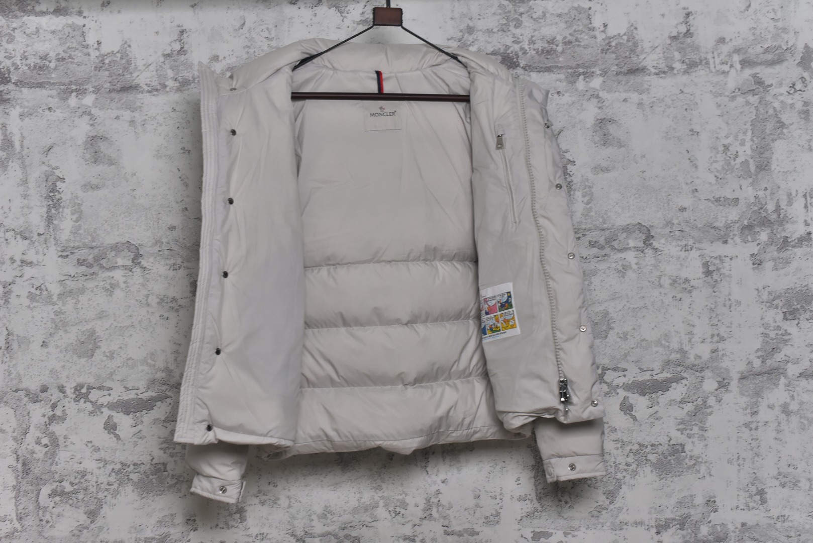 图片[9]-#Moncler/蒙口 Maya70雾面玛雅连帽羽绒服 -内里填充真实广检50绒，带质检报告，带NFC芯片 -充绒量，1码340克，2码360克，3码380克，4码400克，5码420克，6码440克 Maya系列羽绒服自问世以来，便以其经典的设计和出色的性能成为品牌标志性单品，雾面玛雅版本更以独特的哑光质感脱颖而出，在延续经典廓形的同时，注入现代简约风格，​独特雾面质感​，与传统亮面材质不同，雾面处理赋予面料低调而高级的哑光光泽，这种质感不仅减少了光面容易带来的膨胀感，更显瘦削利落，也使其在视觉和触感上都别具一格，避免了“米其林”式的臃肿感，轻松彰显时髦风度，廓形的剪裁，以其简约大方的设计和出色的剪裁而受到广泛好评，其版型通常略微修身，能很好地勾勒身形，避免臃肿，满满的高级观感，简单而不简约，无论是面料材质上还是整体轮廓，都兼备时尚造型感和良好的御寒功效，并带来舒适的穿着体验与感受，能凹造型又保暖，立体饱满，高实用度，内里填充白鸭绒，男女同款，定制辅料三标 尺码：1 2 3 4 5 6-选品中心