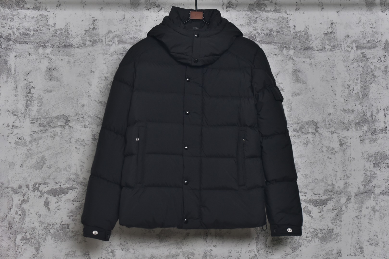 #Moncler/蒙口 Maya70雾面玛雅连帽羽绒服 -内里填充真实广检50绒，带质检报告，带NFC芯片 -充绒量，1码340克，2码360克，3码380克，4码400克，5码420克，6码440克 Maya系列羽绒服自问世以来，便以其经典的设计和出色的性能成为品牌标志性单品，雾面玛雅版本更以独特的哑光质感脱颖而出，在延续经典廓形的同时，注入现代简约风格，​独特雾面质感​，与传统亮面材质不同，雾面处理赋予面料低调而高级的哑光光泽，这种质感不仅减少了光面容易带来的膨胀感，更显瘦削利落，也使其在视觉和触感上都别具一格，避免了“米其林”式的臃肿感，轻松彰显时髦风度，廓形的剪裁，以其简约大方的设计和出色的剪裁而受到广泛好评，其版型通常略微修身，能很好地勾勒身形，避免臃肿，满满的高级观感，简单而不简约，无论是面料材质上还是整体轮廓，都兼备时尚造型感和良好的御寒功效，并带来舒适的穿着体验与感受，能凹造型又保暖，立体饱满，高实用度，内里填充白鸭绒，男女同款，定制辅料三标 尺码：1 2 3 4 5 6-选品中心