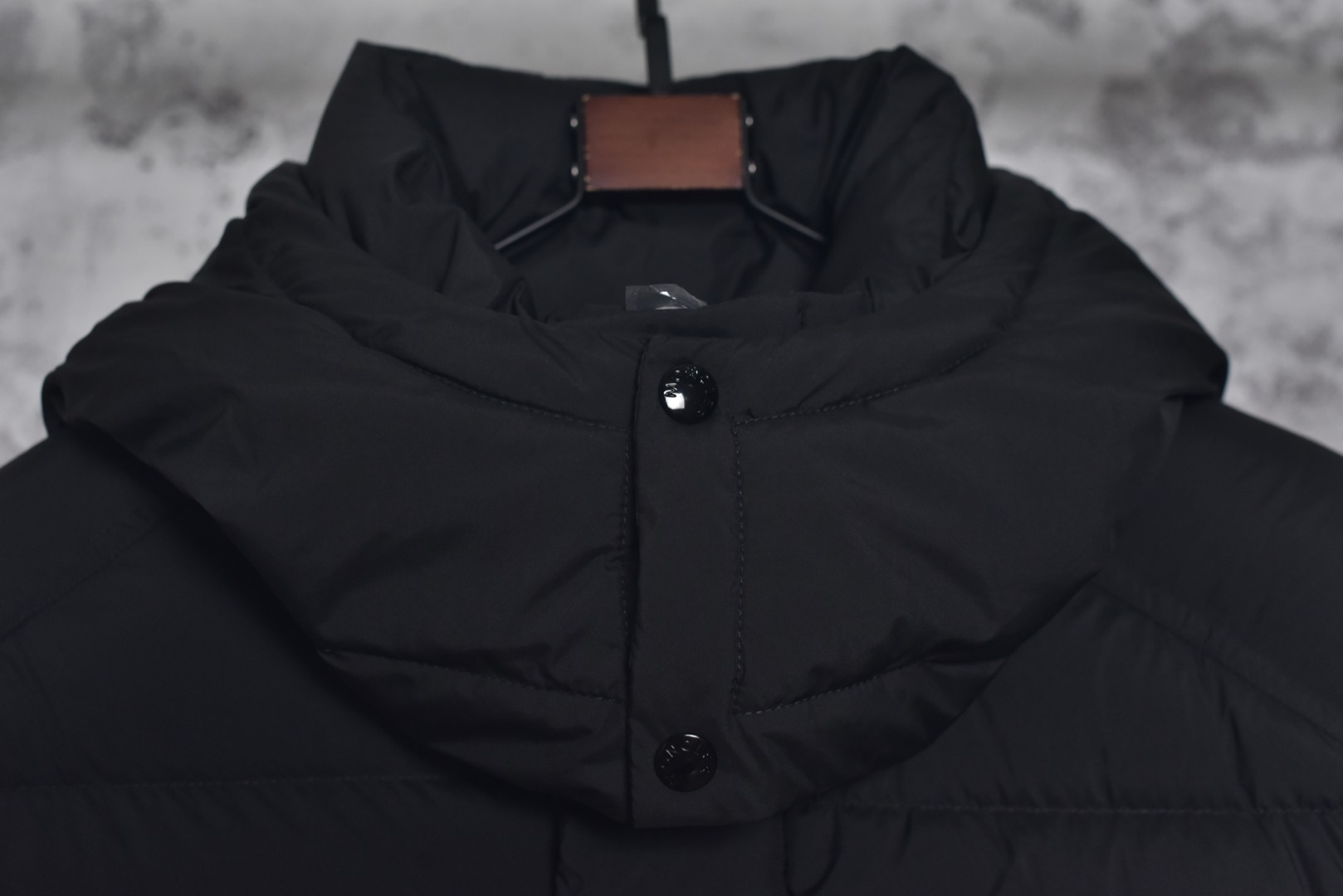 图片[5]-#Moncler/蒙口 Maya70雾面玛雅连帽羽绒服 -内里填充真实广检50绒，带质检报告，带NFC芯片 -充绒量，1码340克，2码360克，3码380克，4码400克，5码420克，6码440克 Maya系列羽绒服自问世以来，便以其经典的设计和出色的性能成为品牌标志性单品，雾面玛雅版本更以独特的哑光质感脱颖而出，在延续经典廓形的同时，注入现代简约风格，​独特雾面质感​，与传统亮面材质不同，雾面处理赋予面料低调而高级的哑光光泽，这种质感不仅减少了光面容易带来的膨胀感，更显瘦削利落，也使其在视觉和触感上都别具一格，避免了“米其林”式的臃肿感，轻松彰显时髦风度，廓形的剪裁，以其简约大方的设计和出色的剪裁而受到广泛好评，其版型通常略微修身，能很好地勾勒身形，避免臃肿，满满的高级观感，简单而不简约，无论是面料材质上还是整体轮廓，都兼备时尚造型感和良好的御寒功效，并带来舒适的穿着体验与感受，能凹造型又保暖，立体饱满，高实用度，内里填充白鸭绒，男女同款，定制辅料三标 尺码：1 2 3 4 5 6-选品中心