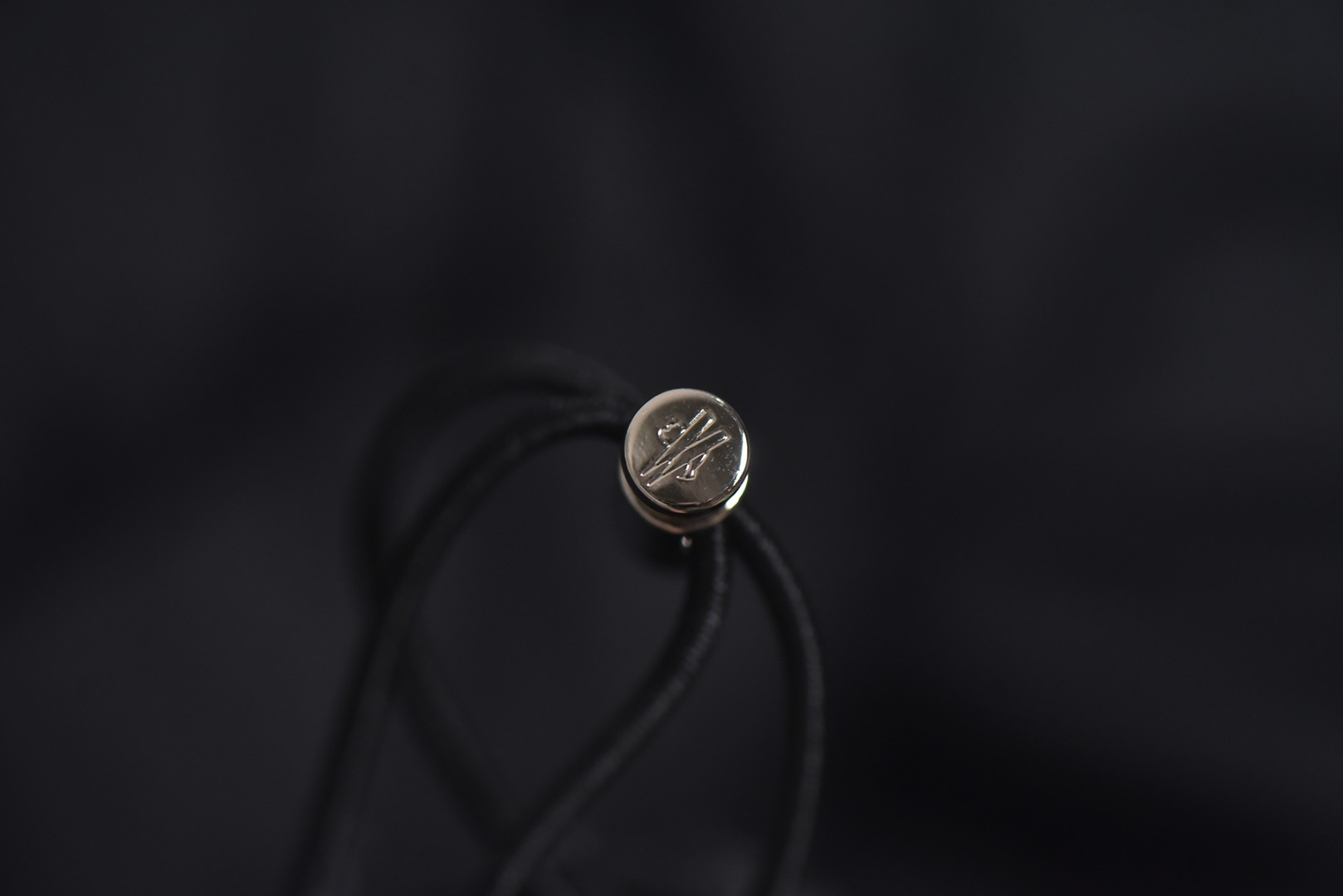 图片[3]-#Moncler/蒙口 Maya70雾面玛雅连帽羽绒服 -内里填充真实广检50绒，带质检报告，带NFC芯片 -充绒量，1码340克，2码360克，3码380克，4码400克，5码420克，6码440克 Maya系列羽绒服自问世以来，便以其经典的设计和出色的性能成为品牌标志性单品，雾面玛雅版本更以独特的哑光质感脱颖而出，在延续经典廓形的同时，注入现代简约风格，​独特雾面质感​，与传统亮面材质不同，雾面处理赋予面料低调而高级的哑光光泽，这种质感不仅减少了光面容易带来的膨胀感，更显瘦削利落，也使其在视觉和触感上都别具一格，避免了“米其林”式的臃肿感，轻松彰显时髦风度，廓形的剪裁，以其简约大方的设计和出色的剪裁而受到广泛好评，其版型通常略微修身，能很好地勾勒身形，避免臃肿，满满的高级观感，简单而不简约，无论是面料材质上还是整体轮廓，都兼备时尚造型感和良好的御寒功效，并带来舒适的穿着体验与感受，能凹造型又保暖，立体饱满，高实用度，内里填充白鸭绒，男女同款，定制辅料三标 尺码：1 2 3 4 5 6-选品中心