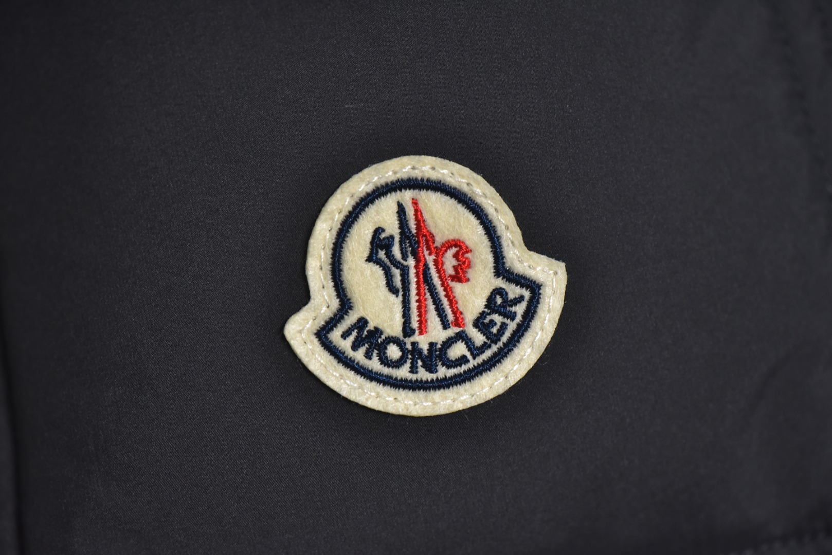 图片[4]-#Moncler/蒙口 Maya70雾面玛雅连帽羽绒服 -内里填充真实广检50绒，带质检报告，带NFC芯片 -充绒量，1码340克，2码360克，3码380克，4码400克，5码420克，6码440克 Maya系列羽绒服自问世以来，便以其经典的设计和出色的性能成为品牌标志性单品，雾面玛雅版本更以独特的哑光质感脱颖而出，在延续经典廓形的同时，注入现代简约风格，​独特雾面质感​，与传统亮面材质不同，雾面处理赋予面料低调而高级的哑光光泽，这种质感不仅减少了光面容易带来的膨胀感，更显瘦削利落，也使其在视觉和触感上都别具一格，避免了“米其林”式的臃肿感，轻松彰显时髦风度，廓形的剪裁，以其简约大方的设计和出色的剪裁而受到广泛好评，其版型通常略微修身，能很好地勾勒身形，避免臃肿，满满的高级观感，简单而不简约，无论是面料材质上还是整体轮廓，都兼备时尚造型感和良好的御寒功效，并带来舒适的穿着体验与感受，能凹造型又保暖，立体饱满，高实用度，内里填充白鸭绒，男女同款，定制辅料三标 尺码：1 2 3 4 5 6-选品中心