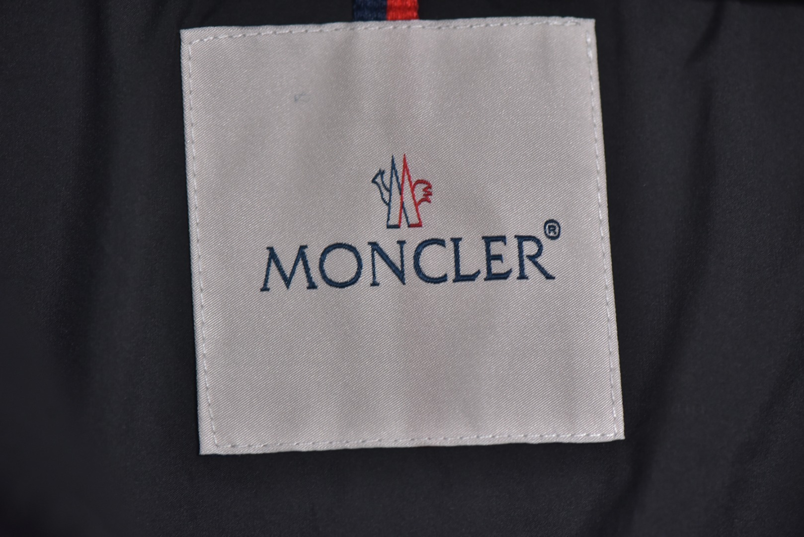 图片[6]-#Moncler/蒙口 Maya70雾面玛雅连帽羽绒服 -内里填充真实广检50绒，带质检报告，带NFC芯片 -充绒量，1码340克，2码360克，3码380克，4码400克，5码420克，6码440克 Maya系列羽绒服自问世以来，便以其经典的设计和出色的性能成为品牌标志性单品，雾面玛雅版本更以独特的哑光质感脱颖而出，在延续经典廓形的同时，注入现代简约风格，​独特雾面质感​，与传统亮面材质不同，雾面处理赋予面料低调而高级的哑光光泽，这种质感不仅减少了光面容易带来的膨胀感，更显瘦削利落，也使其在视觉和触感上都别具一格，避免了“米其林”式的臃肿感，轻松彰显时髦风度，廓形的剪裁，以其简约大方的设计和出色的剪裁而受到广泛好评，其版型通常略微修身，能很好地勾勒身形，避免臃肿，满满的高级观感，简单而不简约，无论是面料材质上还是整体轮廓，都兼备时尚造型感和良好的御寒功效，并带来舒适的穿着体验与感受，能凹造型又保暖，立体饱满，高实用度，内里填充白鸭绒，男女同款，定制辅料三标 尺码：1 2 3 4 5 6-选品中心
