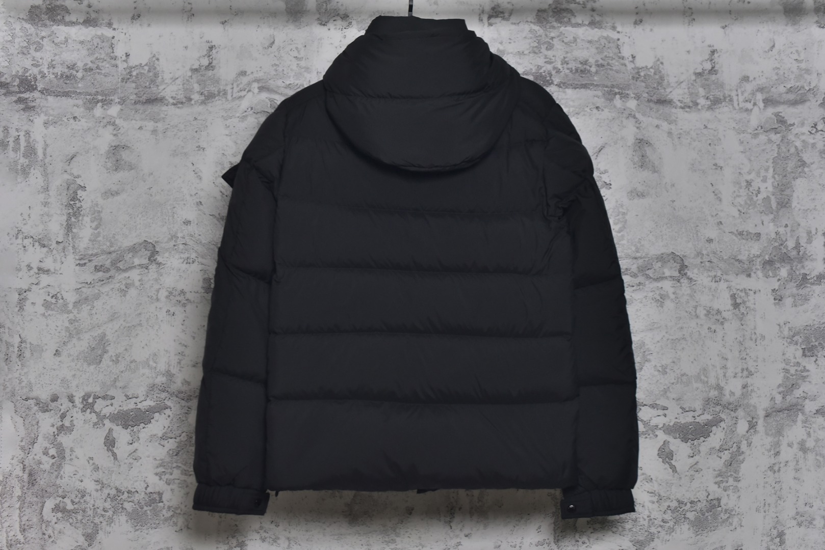 图片[2]-#Moncler/蒙口 Maya70雾面玛雅连帽羽绒服 -内里填充真实广检50绒，带质检报告，带NFC芯片 -充绒量，1码340克，2码360克，3码380克，4码400克，5码420克，6码440克 Maya系列羽绒服自问世以来，便以其经典的设计和出色的性能成为品牌标志性单品，雾面玛雅版本更以独特的哑光质感脱颖而出，在延续经典廓形的同时，注入现代简约风格，​独特雾面质感​，与传统亮面材质不同，雾面处理赋予面料低调而高级的哑光光泽，这种质感不仅减少了光面容易带来的膨胀感，更显瘦削利落，也使其在视觉和触感上都别具一格，避免了“米其林”式的臃肿感，轻松彰显时髦风度，廓形的剪裁，以其简约大方的设计和出色的剪裁而受到广泛好评，其版型通常略微修身，能很好地勾勒身形，避免臃肿，满满的高级观感，简单而不简约，无论是面料材质上还是整体轮廓，都兼备时尚造型感和良好的御寒功效，并带来舒适的穿着体验与感受，能凹造型又保暖，立体饱满，高实用度，内里填充白鸭绒，男女同款，定制辅料三标 尺码：1 2 3 4 5 6-选品中心