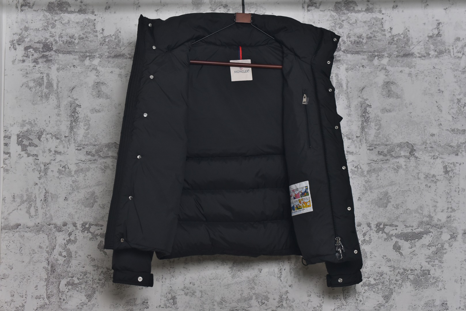 图片[9]-#Moncler/蒙口 Maya70雾面玛雅连帽羽绒服 -内里填充真实广检50绒，带质检报告，带NFC芯片 -充绒量，1码340克，2码360克，3码380克，4码400克，5码420克，6码440克 Maya系列羽绒服自问世以来，便以其经典的设计和出色的性能成为品牌标志性单品，雾面玛雅版本更以独特的哑光质感脱颖而出，在延续经典廓形的同时，注入现代简约风格，​独特雾面质感​，与传统亮面材质不同，雾面处理赋予面料低调而高级的哑光光泽，这种质感不仅减少了光面容易带来的膨胀感，更显瘦削利落，也使其在视觉和触感上都别具一格，避免了“米其林”式的臃肿感，轻松彰显时髦风度，廓形的剪裁，以其简约大方的设计和出色的剪裁而受到广泛好评，其版型通常略微修身，能很好地勾勒身形，避免臃肿，满满的高级观感，简单而不简约，无论是面料材质上还是整体轮廓，都兼备时尚造型感和良好的御寒功效，并带来舒适的穿着体验与感受，能凹造型又保暖，立体饱满，高实用度，内里填充白鸭绒，男女同款，定制辅料三标 尺码：1 2 3 4 5 6-选品中心