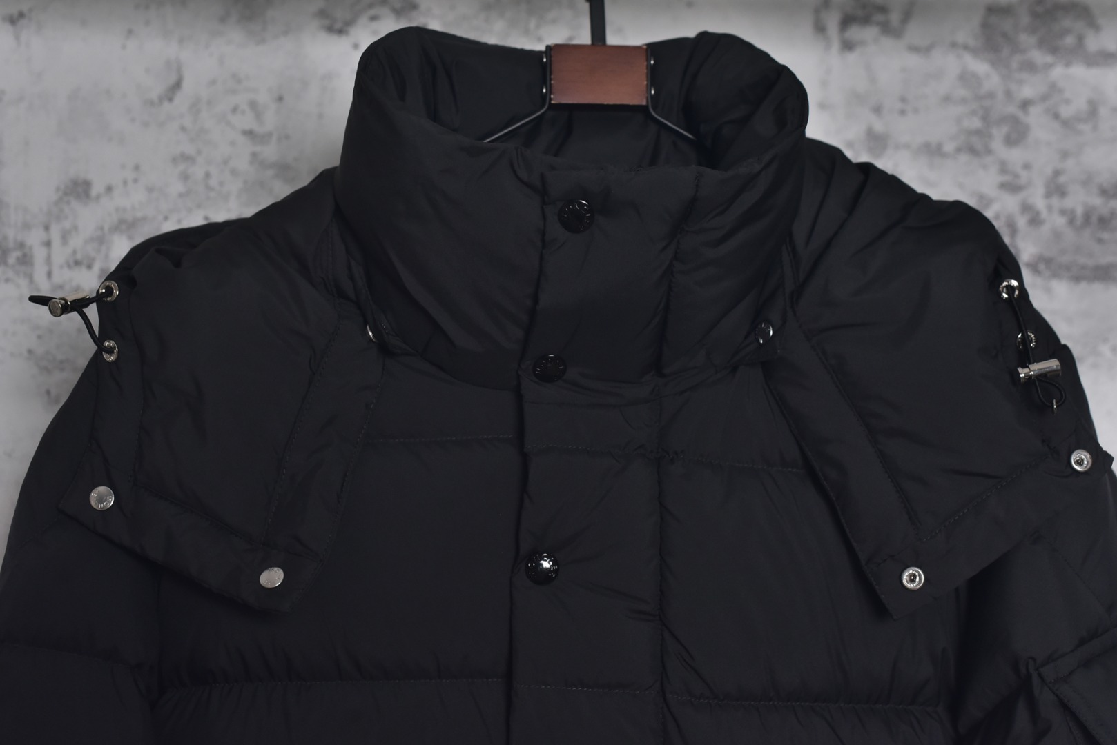 图片[8]-#Moncler/蒙口 Maya70雾面玛雅连帽羽绒服 -内里填充真实广检50绒，带质检报告，带NFC芯片 -充绒量，1码340克，2码360克，3码380克，4码400克，5码420克，6码440克 Maya系列羽绒服自问世以来，便以其经典的设计和出色的性能成为品牌标志性单品，雾面玛雅版本更以独特的哑光质感脱颖而出，在延续经典廓形的同时，注入现代简约风格，​独特雾面质感​，与传统亮面材质不同，雾面处理赋予面料低调而高级的哑光光泽，这种质感不仅减少了光面容易带来的膨胀感，更显瘦削利落，也使其在视觉和触感上都别具一格，避免了“米其林”式的臃肿感，轻松彰显时髦风度，廓形的剪裁，以其简约大方的设计和出色的剪裁而受到广泛好评，其版型通常略微修身，能很好地勾勒身形，避免臃肿，满满的高级观感，简单而不简约，无论是面料材质上还是整体轮廓，都兼备时尚造型感和良好的御寒功效，并带来舒适的穿着体验与感受，能凹造型又保暖，立体饱满，高实用度，内里填充白鸭绒，男女同款，定制辅料三标 尺码：1 2 3 4 5 6-选品中心