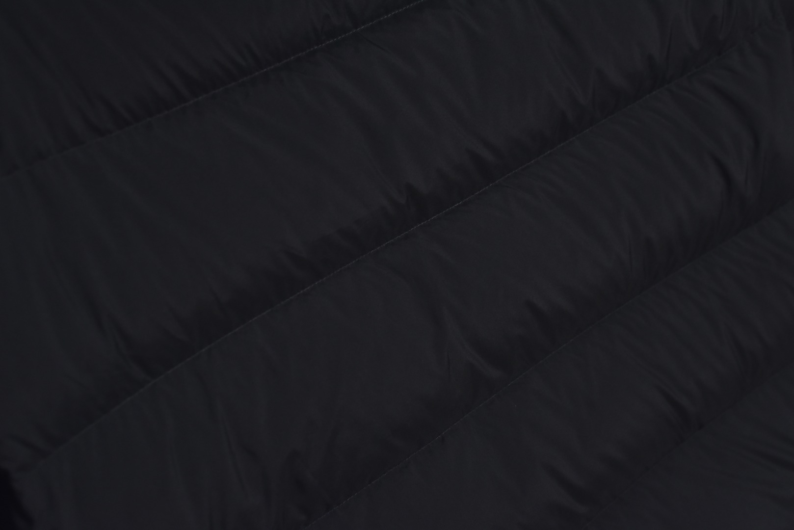 图片[7]-#Moncler/蒙口 Maya70雾面玛雅连帽羽绒服 -内里填充真实广检50绒，带质检报告，带NFC芯片 -充绒量，1码340克，2码360克，3码380克，4码400克，5码420克，6码440克 Maya系列羽绒服自问世以来，便以其经典的设计和出色的性能成为品牌标志性单品，雾面玛雅版本更以独特的哑光质感脱颖而出，在延续经典廓形的同时，注入现代简约风格，​独特雾面质感​，与传统亮面材质不同，雾面处理赋予面料低调而高级的哑光光泽，这种质感不仅减少了光面容易带来的膨胀感，更显瘦削利落，也使其在视觉和触感上都别具一格，避免了“米其林”式的臃肿感，轻松彰显时髦风度，廓形的剪裁，以其简约大方的设计和出色的剪裁而受到广泛好评，其版型通常略微修身，能很好地勾勒身形，避免臃肿，满满的高级观感，简单而不简约，无论是面料材质上还是整体轮廓，都兼备时尚造型感和良好的御寒功效，并带来舒适的穿着体验与感受，能凹造型又保暖，立体饱满，高实用度，内里填充白鸭绒，男女同款，定制辅料三标 尺码：1 2 3 4 5 6-选品中心