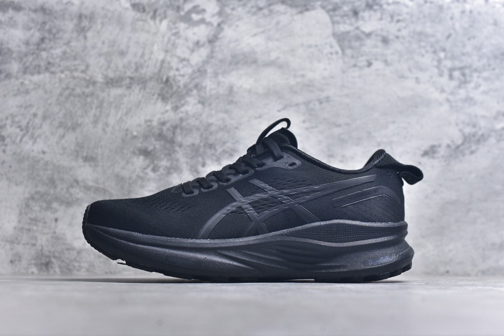 #Asics GEL-KAYANO 亚瑟士32 LUXE 时尚舒适 低帮跑步鞋 ASICS (亚瑟士)是日本实业家鬼冢喜八郎创立的跑鞋运动品牌，名字想法源自著名的拉丁谚语“AnimaSana In Corpore Sano”，意为“健全的精神寓于强健的体魄”。正如其名字的含义，ASICS亚瑟士一直坚信保持身体的健康与活力是打造健康快乐的生活方式的最佳途径。亚瑟士的跑鞋、篮球鞋等系列集专业与美貌于一身，拥有极高的热度。2016年，ASICS在“2016年日本最佳全球品牌”排行榜名列第17名。 货号：1011C051-001 尺码：36 37 37.5 38 38.5 39.5 40 40.5 41.5 42 42.5 43 44 45 46 47-选品中心