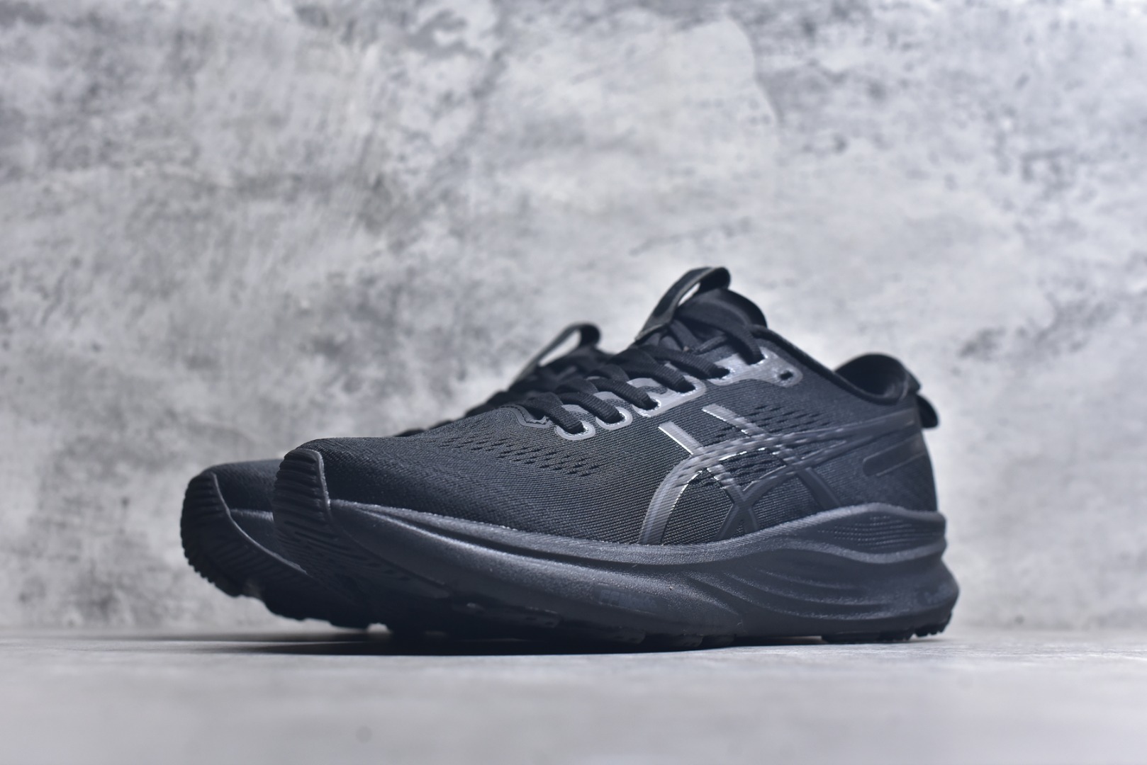 图片[2]-#Asics GEL-KAYANO 亚瑟士32 LUXE 时尚舒适 低帮跑步鞋 ASICS (亚瑟士)是日本实业家鬼冢喜八郎创立的跑鞋运动品牌，名字想法源自著名的拉丁谚语“AnimaSana In Corpore Sano”，意为“健全的精神寓于强健的体魄”。正如其名字的含义，ASICS亚瑟士一直坚信保持身体的健康与活力是打造健康快乐的生活方式的最佳途径。亚瑟士的跑鞋、篮球鞋等系列集专业与美貌于一身，拥有极高的热度。2016年，ASICS在“2016年日本最佳全球品牌”排行榜名列第17名。 货号：1011C051-001 尺码：36 37 37.5 38 38.5 39.5 40 40.5 41.5 42 42.5 43 44 45 46 47-选品中心