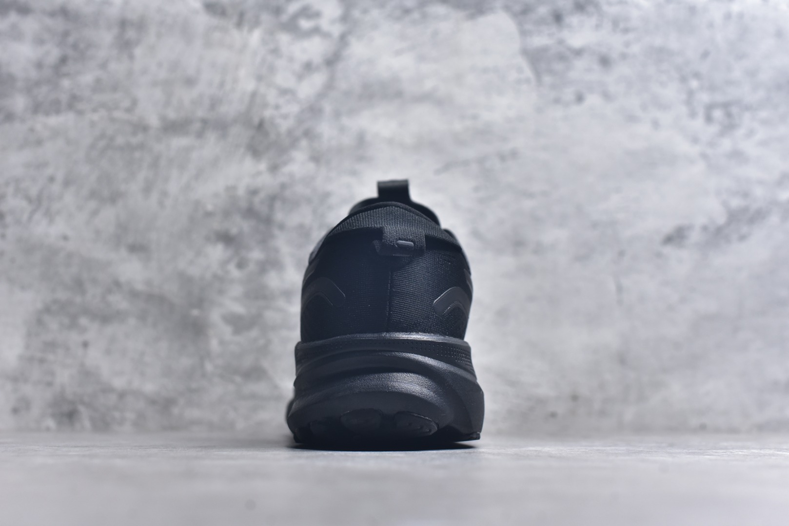 图片[5]-#Asics GEL-KAYANO 亚瑟士32 LUXE 时尚舒适 低帮跑步鞋 ASICS (亚瑟士)是日本实业家鬼冢喜八郎创立的跑鞋运动品牌，名字想法源自著名的拉丁谚语“AnimaSana In Corpore Sano”，意为“健全的精神寓于强健的体魄”。正如其名字的含义，ASICS亚瑟士一直坚信保持身体的健康与活力是打造健康快乐的生活方式的最佳途径。亚瑟士的跑鞋、篮球鞋等系列集专业与美貌于一身，拥有极高的热度。2016年，ASICS在“2016年日本最佳全球品牌”排行榜名列第17名。 货号：1011C051-001 尺码：36 37 37.5 38 38.5 39.5 40 40.5 41.5 42 42.5 43 44 45 46 47-选品中心