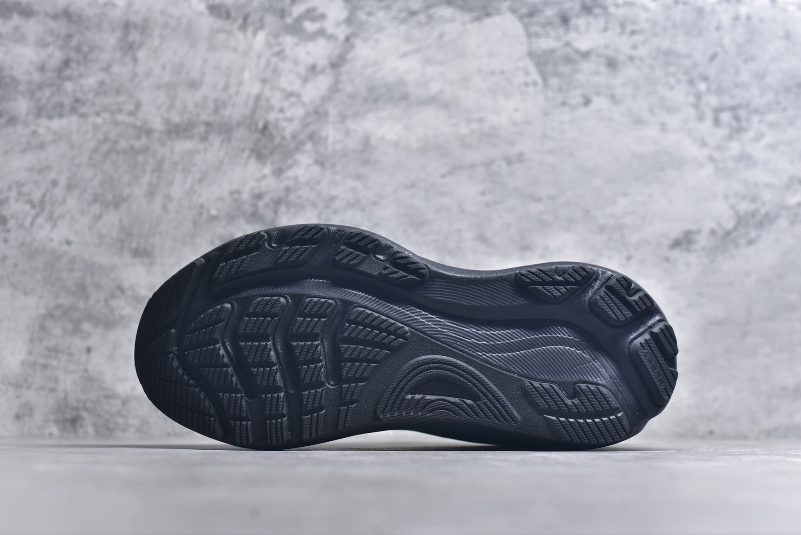 图片[6]-#Asics GEL-KAYANO 亚瑟士32 LUXE 时尚舒适 低帮跑步鞋 ASICS (亚瑟士)是日本实业家鬼冢喜八郎创立的跑鞋运动品牌，名字想法源自著名的拉丁谚语“AnimaSana In Corpore Sano”，意为“健全的精神寓于强健的体魄”。正如其名字的含义，ASICS亚瑟士一直坚信保持身体的健康与活力是打造健康快乐的生活方式的最佳途径。亚瑟士的跑鞋、篮球鞋等系列集专业与美貌于一身，拥有极高的热度。2016年，ASICS在“2016年日本最佳全球品牌”排行榜名列第17名。 货号：1011C051-001 尺码：36 37 37.5 38 38.5 39.5 40 40.5 41.5 42 42.5 43 44 45 46 47-选品中心