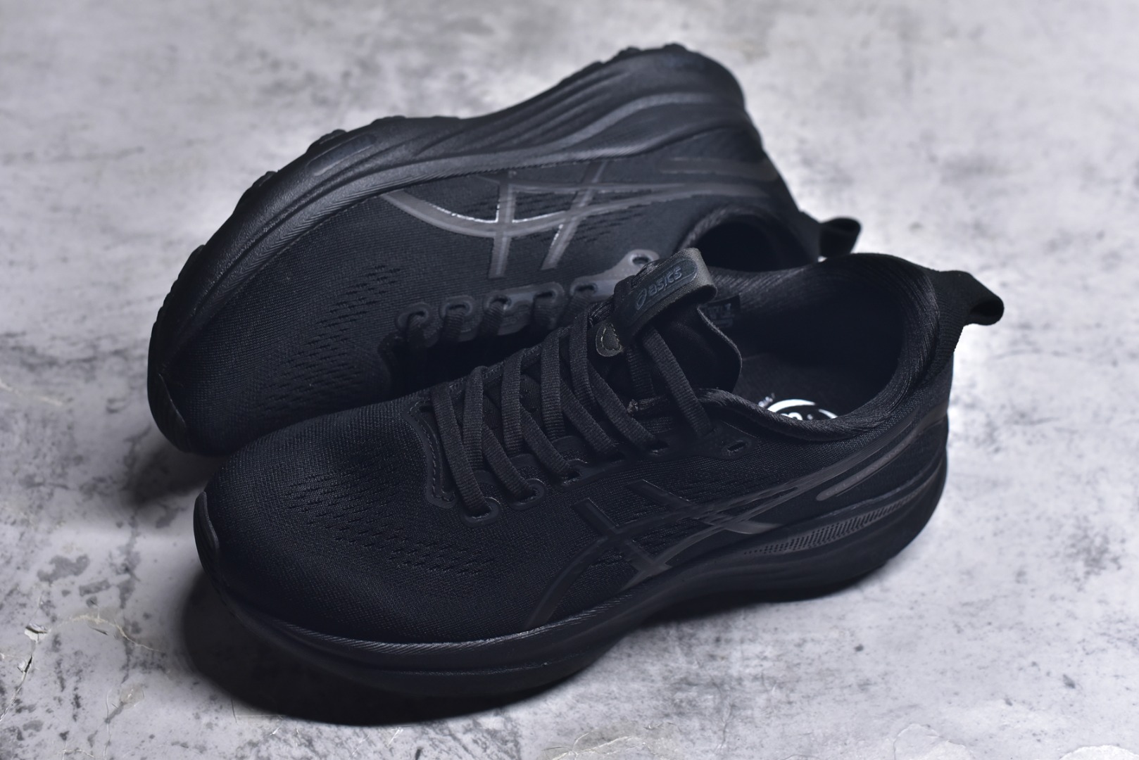 图片[7]-#Asics GEL-KAYANO 亚瑟士32 LUXE 时尚舒适 低帮跑步鞋 ASICS (亚瑟士)是日本实业家鬼冢喜八郎创立的跑鞋运动品牌，名字想法源自著名的拉丁谚语“AnimaSana In Corpore Sano”，意为“健全的精神寓于强健的体魄”。正如其名字的含义，ASICS亚瑟士一直坚信保持身体的健康与活力是打造健康快乐的生活方式的最佳途径。亚瑟士的跑鞋、篮球鞋等系列集专业与美貌于一身，拥有极高的热度。2016年，ASICS在“2016年日本最佳全球品牌”排行榜名列第17名。 货号：1011C051-001 尺码：36 37 37.5 38 38.5 39.5 40 40.5 41.5 42 42.5 43 44 45 46 47-选品中心